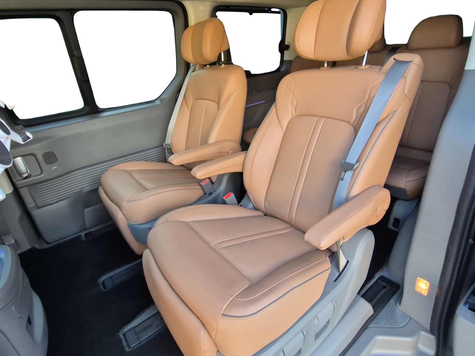 HYUNDAI Staria Premium 2.2 CRDi Vertex 4WD A-image-15
