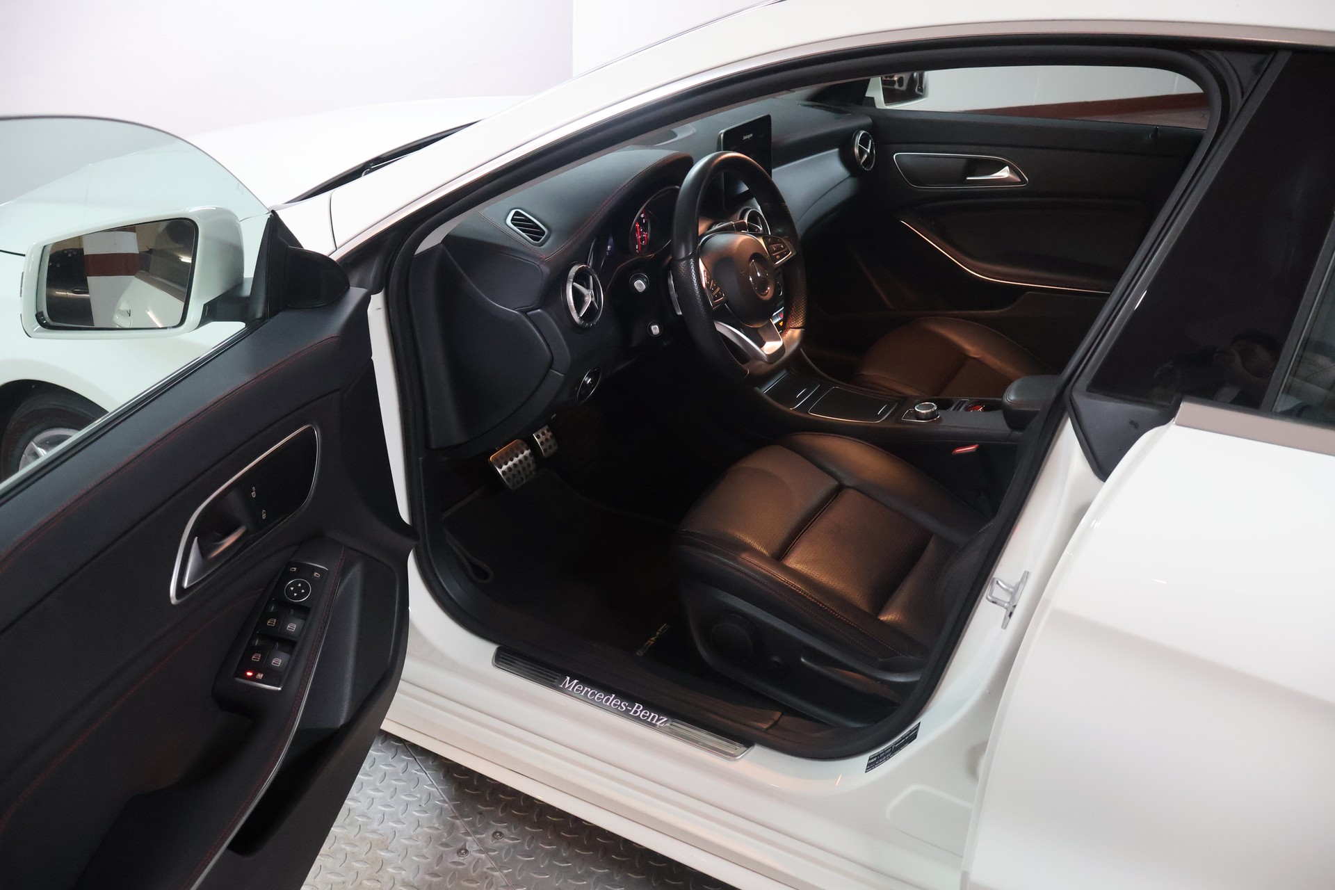 MERCEDES-BENZ CLA Shooting Brake 200 d AMG Line 4Matic 7G-DCT-image-5