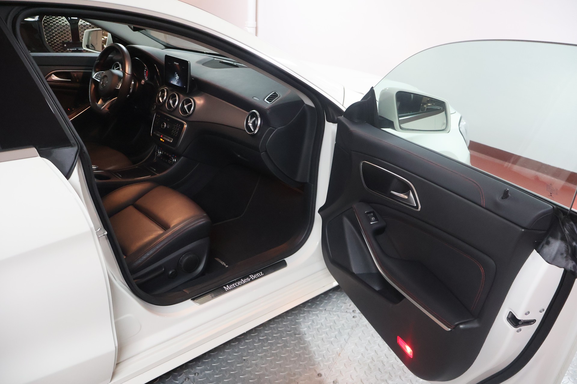 MERCEDES-BENZ CLA Shooting Brake 200 d AMG Line 4Matic 7G-DCT-image-12