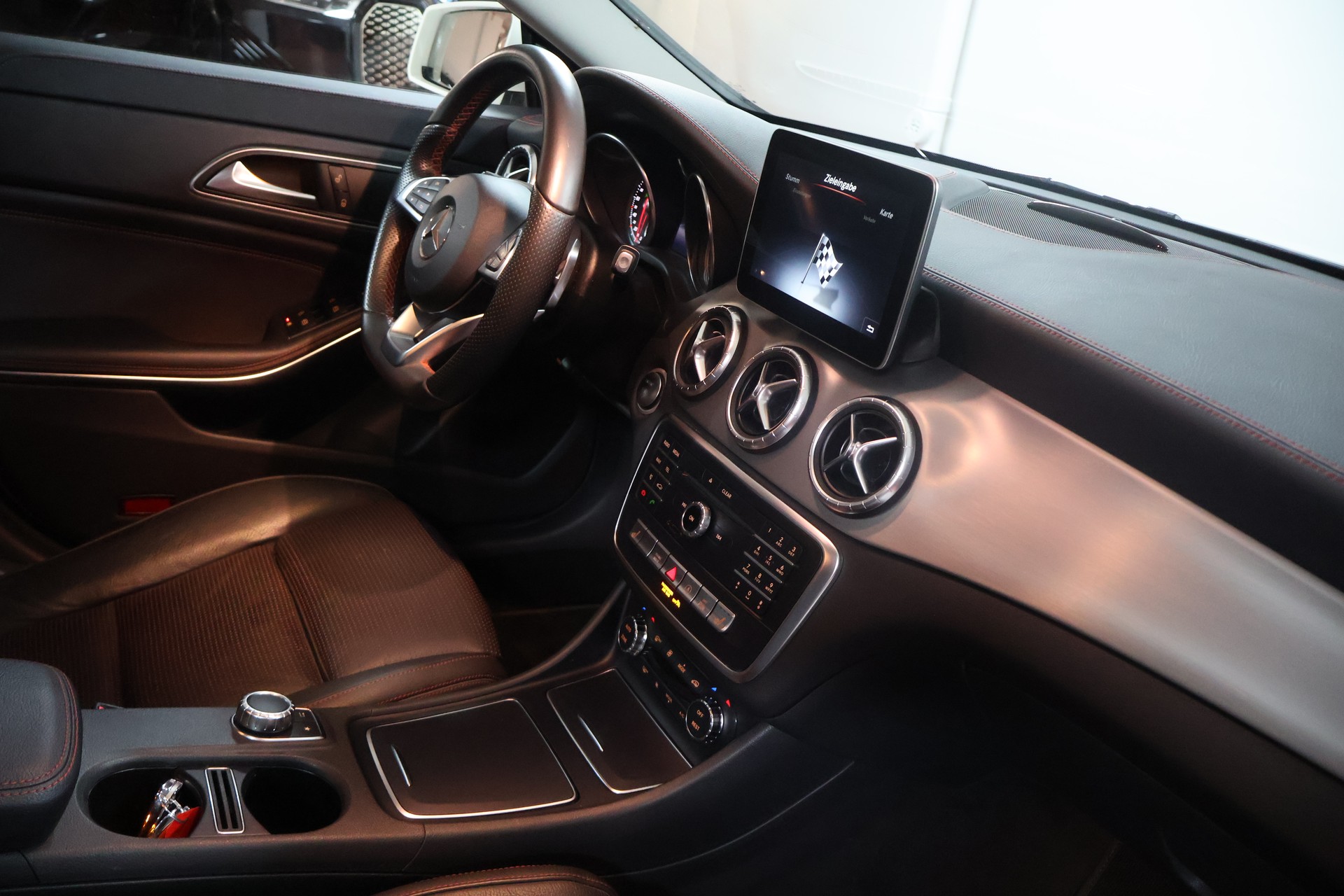 MERCEDES-BENZ CLA Shooting Brake 200 d AMG Line 4Matic 7G-DCT-image-10