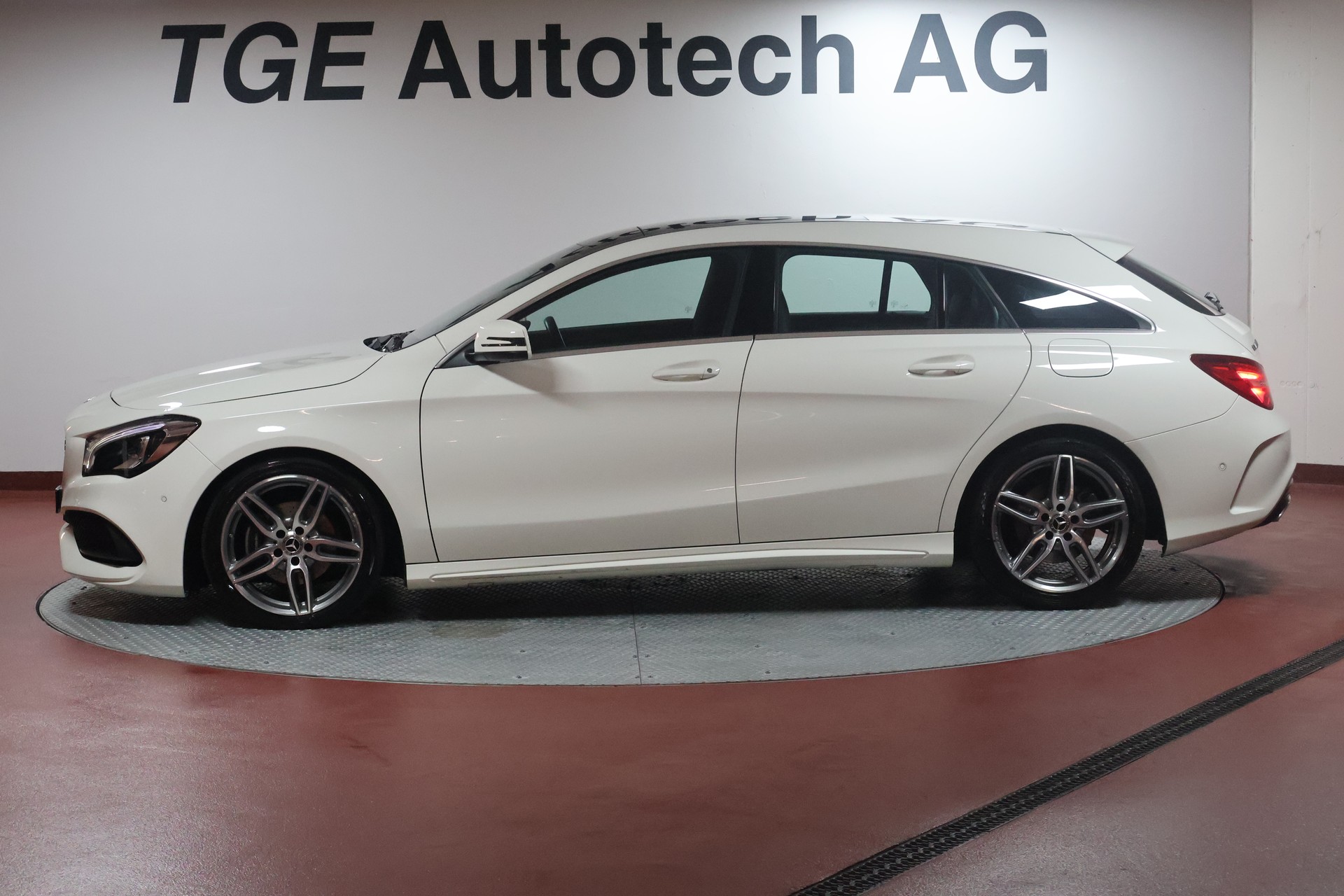 MERCEDES-BENZ CLA Shooting Brake 200 d AMG Line 4Matic 7G-DCT-showroom-element-3