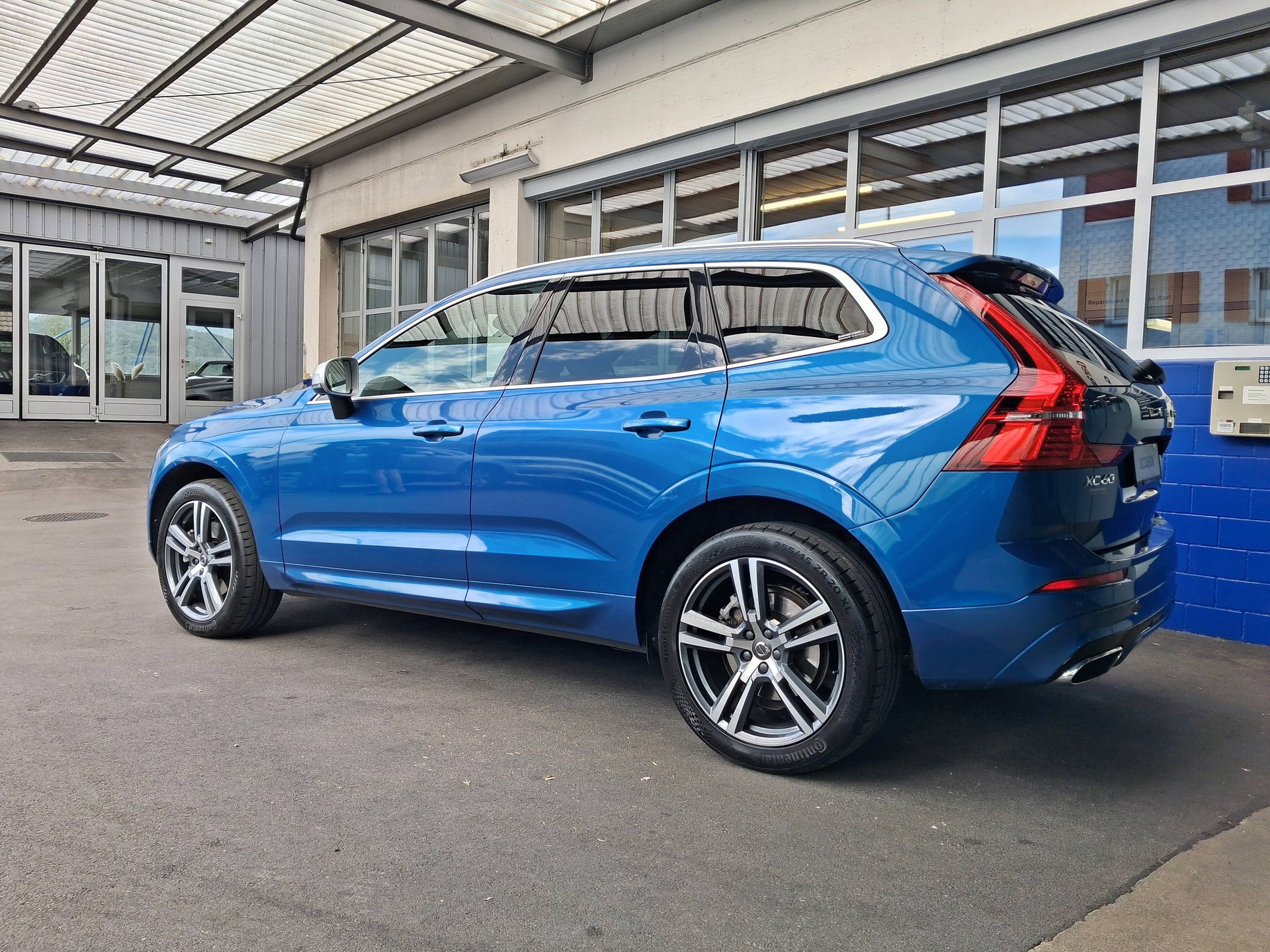 VOLVO XC60 T5 AWD R-Design-image-1
