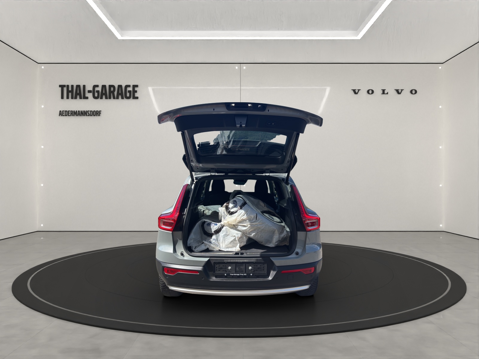 VOLVO XC40 1.5 T5 PiH Plus Bright-showroom-element-2