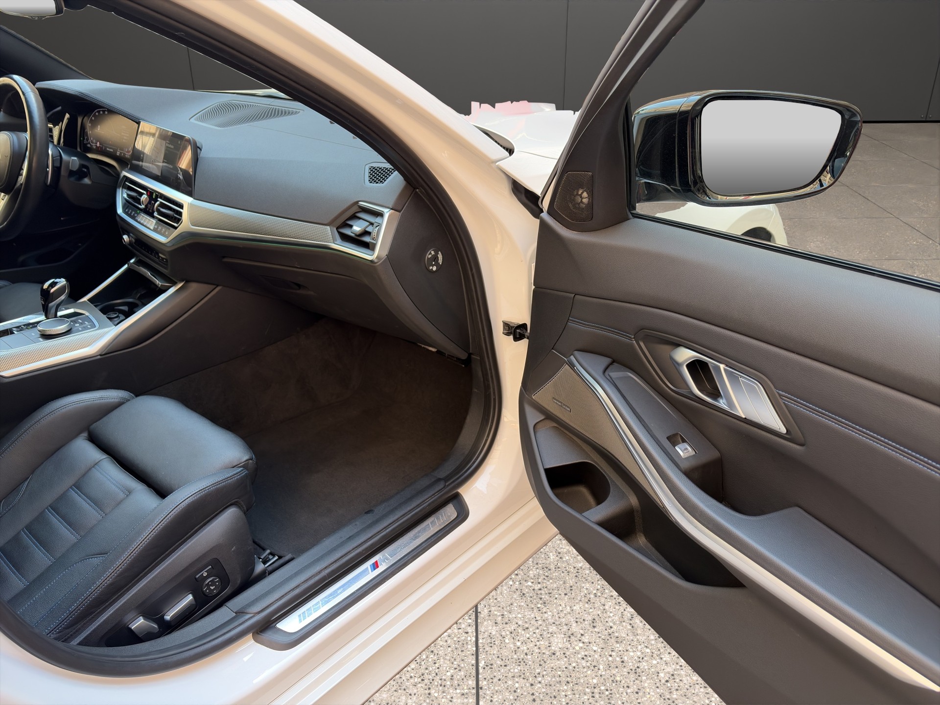 BMW 330d xDrive 48V Touring M Sport Steptronic-image-10