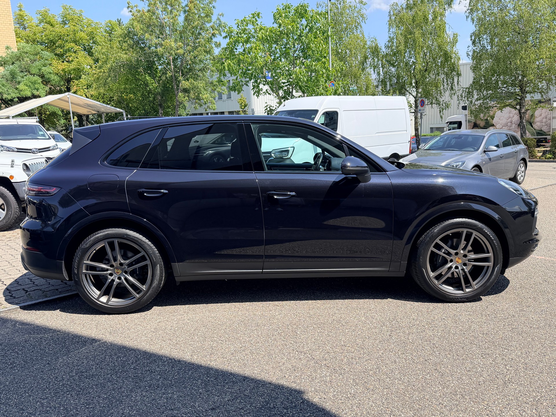 PORSCHE Cayenne-showroom-element-1