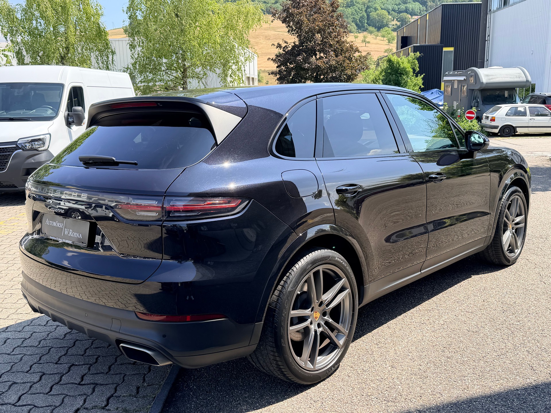 PORSCHE Cayenne-showroom-element-2