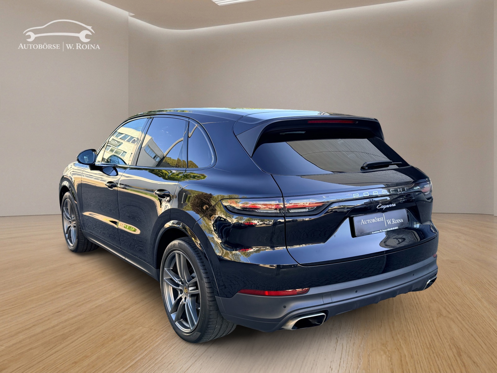 PORSCHE Cayenne-showroom-element-3