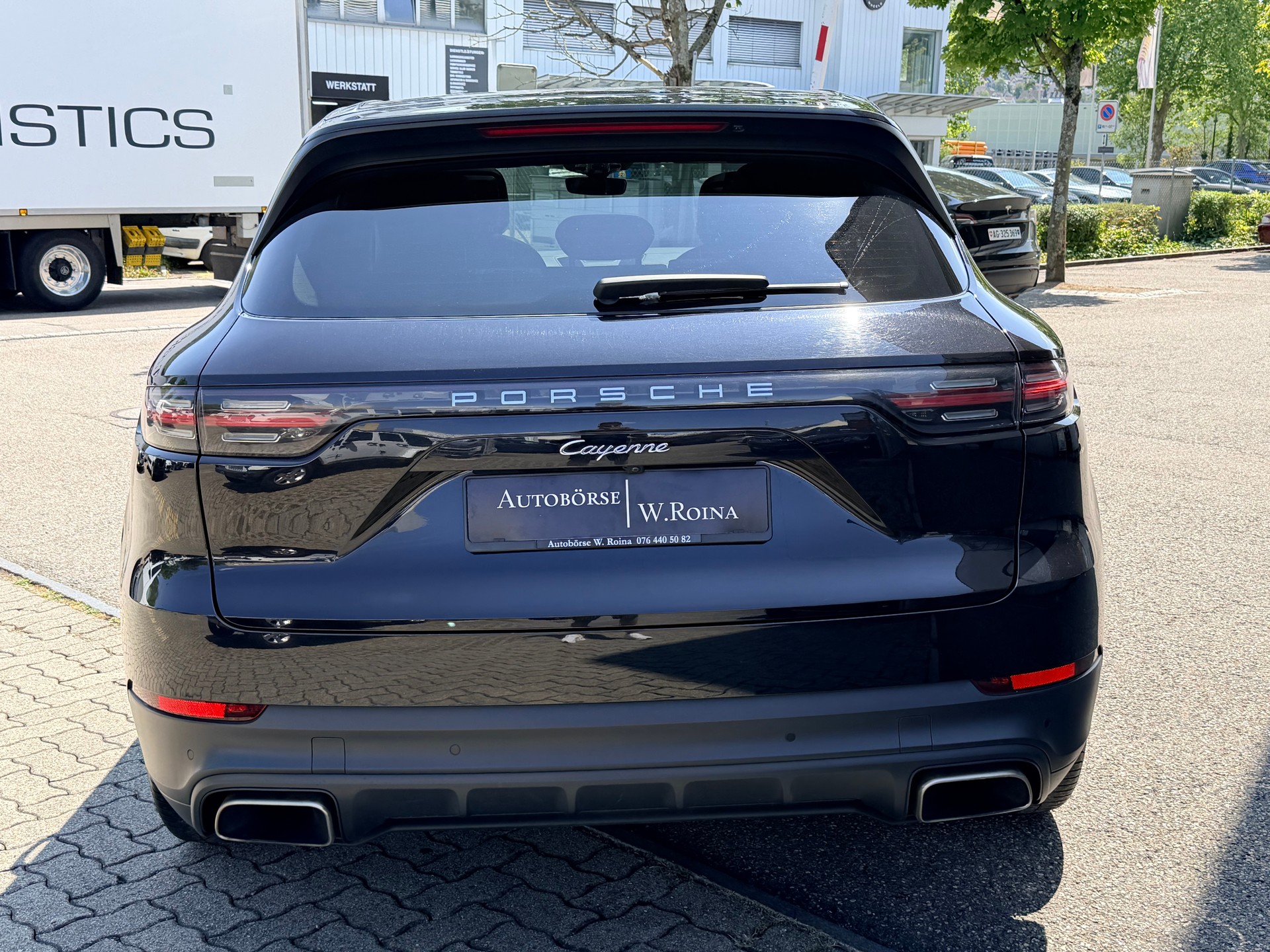 PORSCHE Cayenne-showroom-element-3
