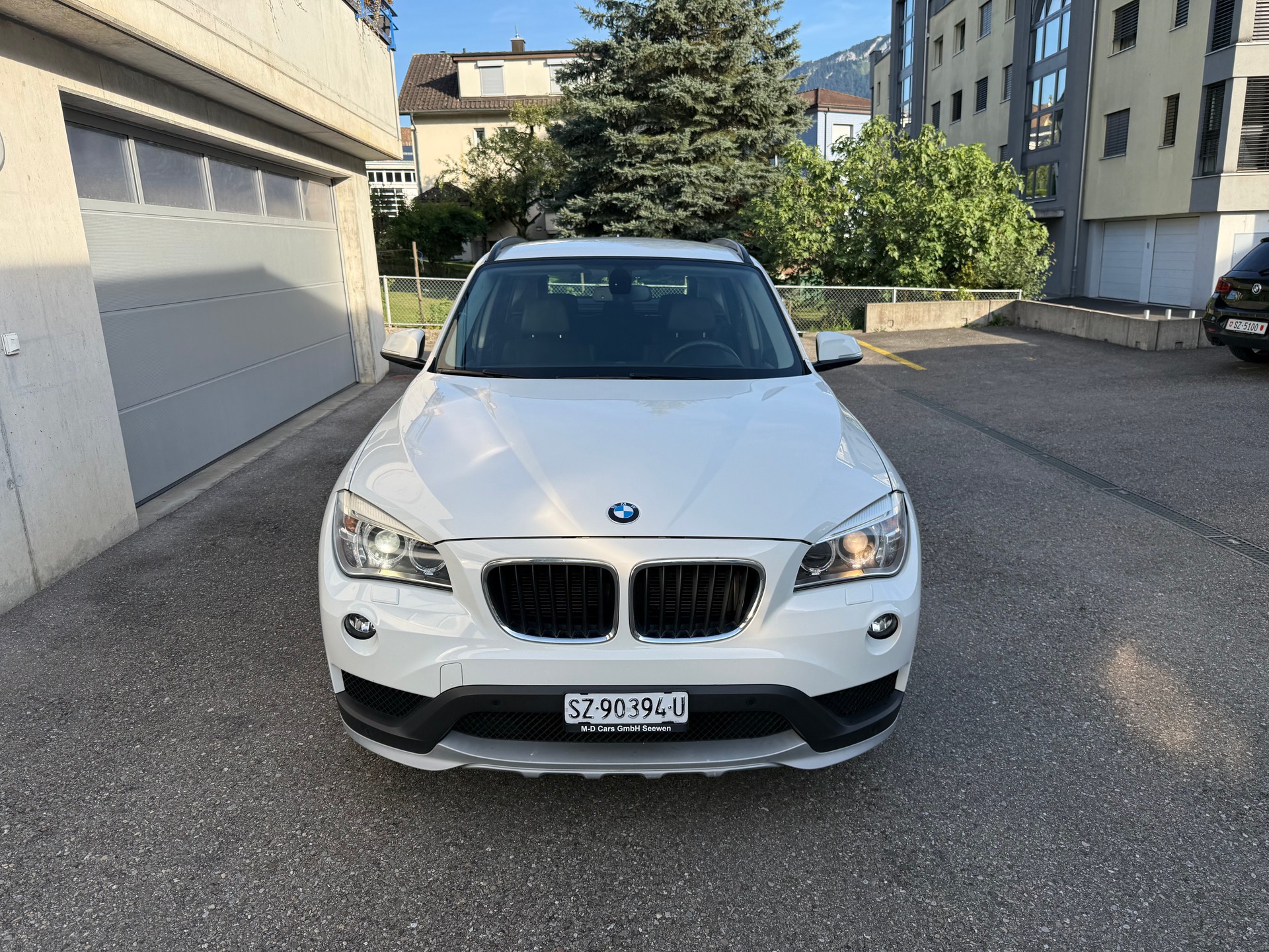 BMW X1 xDrive 18d-showroom-element-1