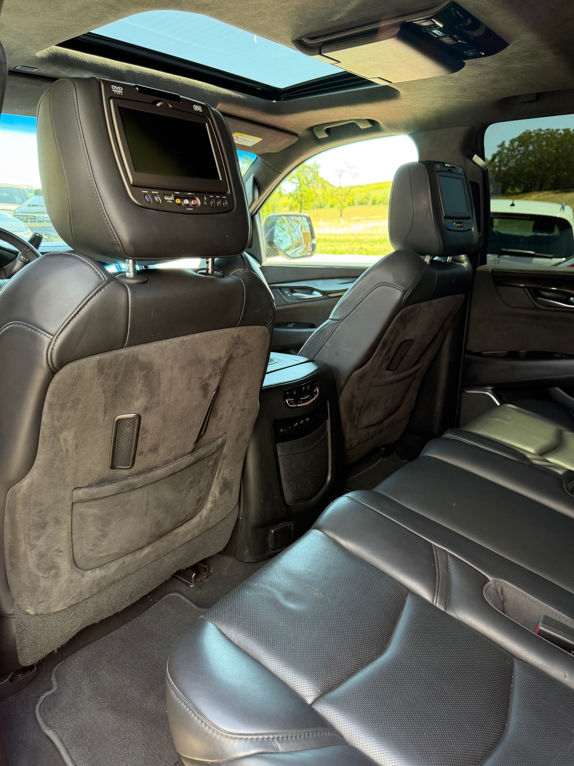 CADILLAC Escalade 6.2 ESV Platinum Automatic-showroom-element-3