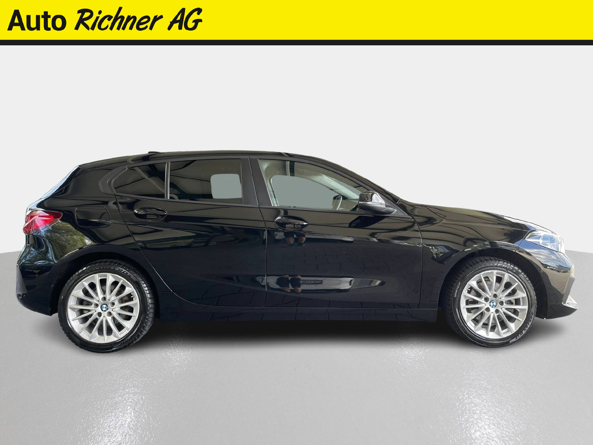 BMW 118i-showroom-element-2