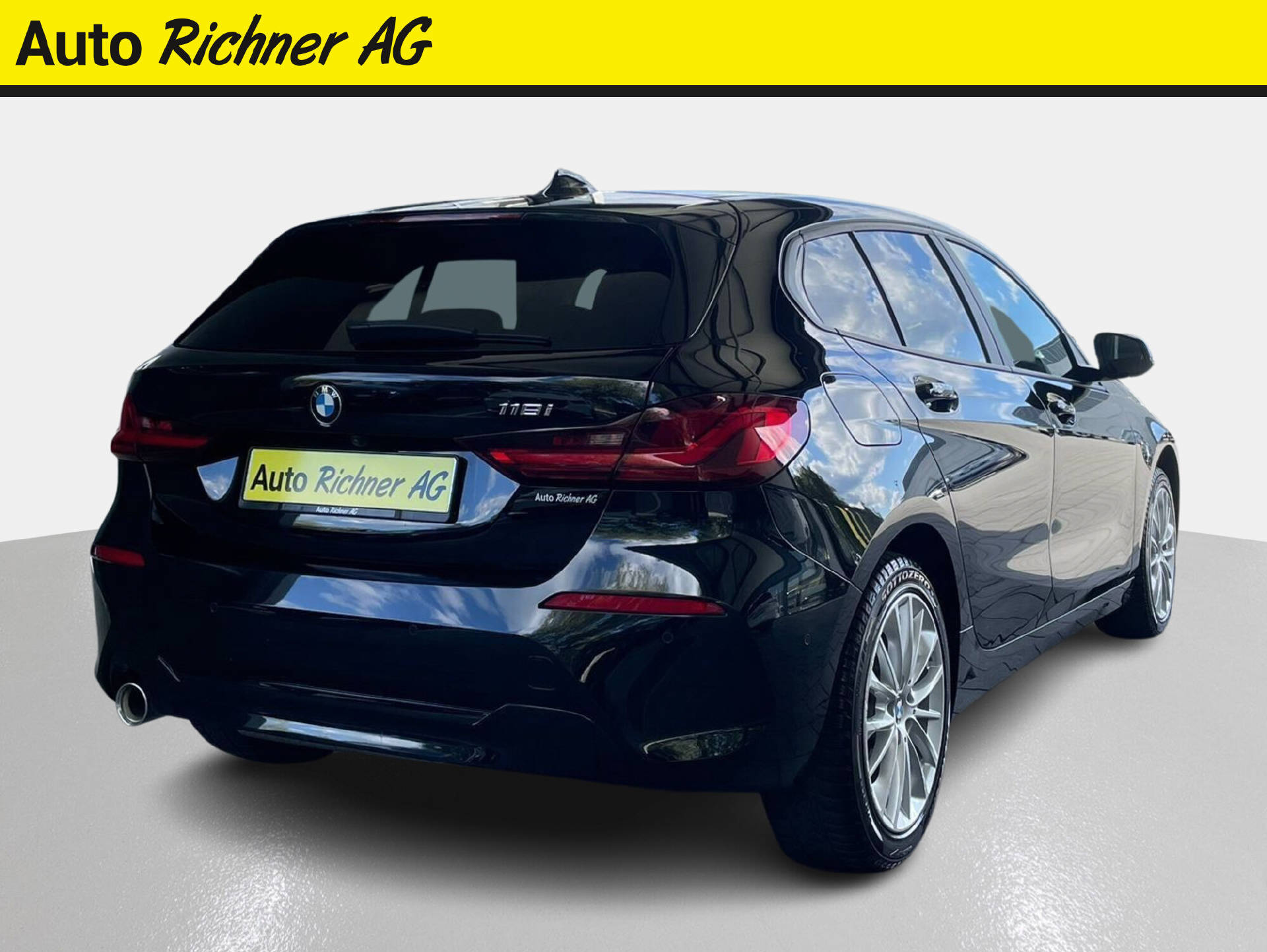 BMW 118i-showroom-element-3
