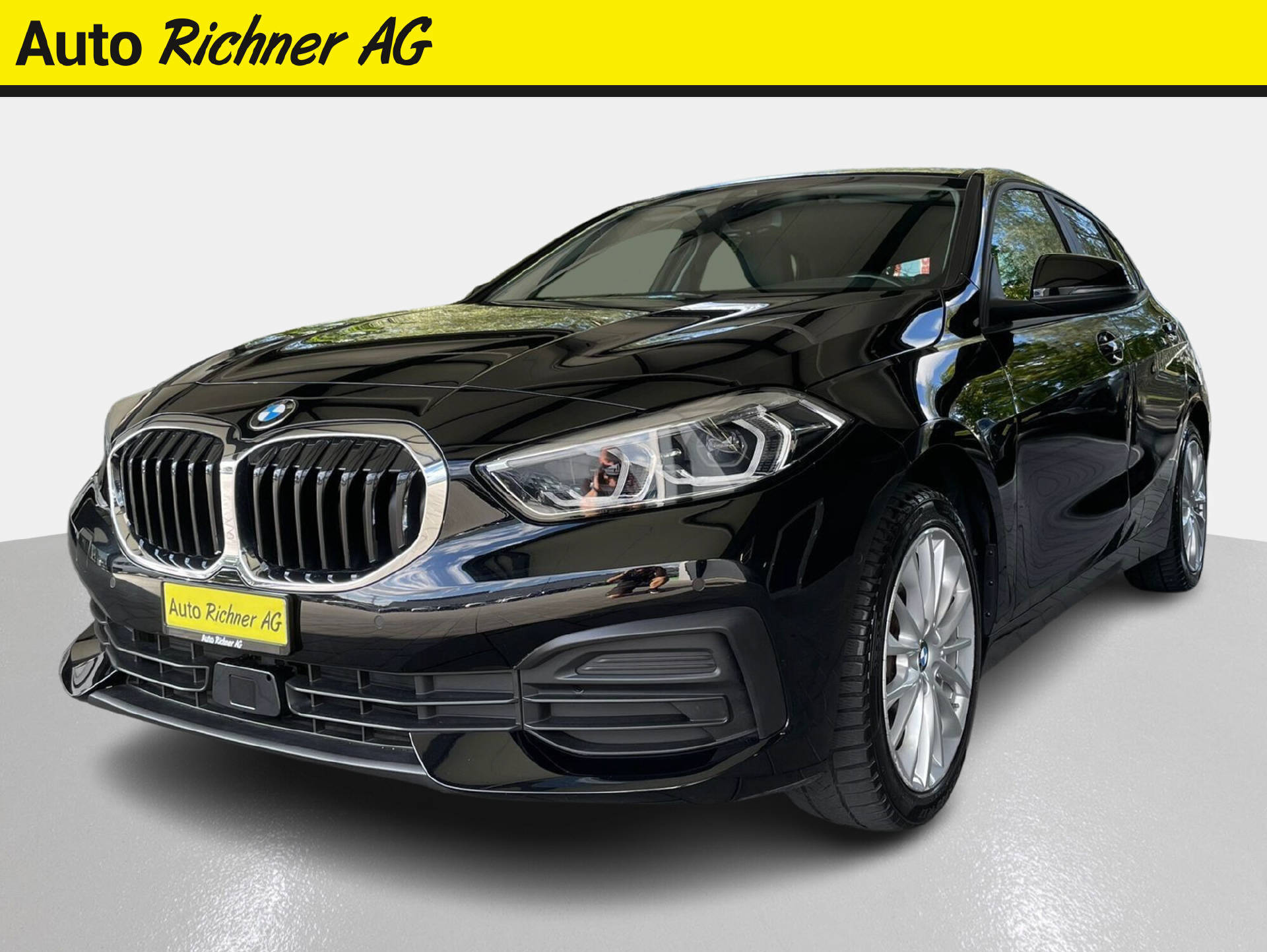 BMW 118i-showroom-element-1