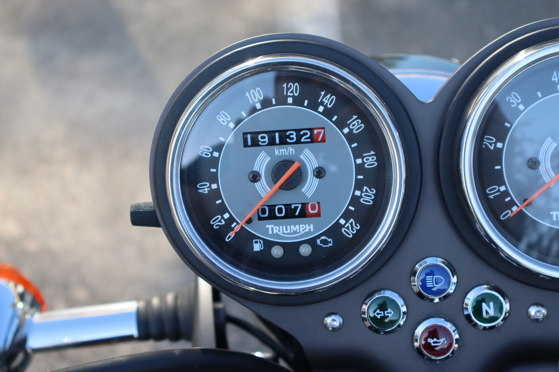 TRIUMPH Bonneville 900 i T 100-image-6