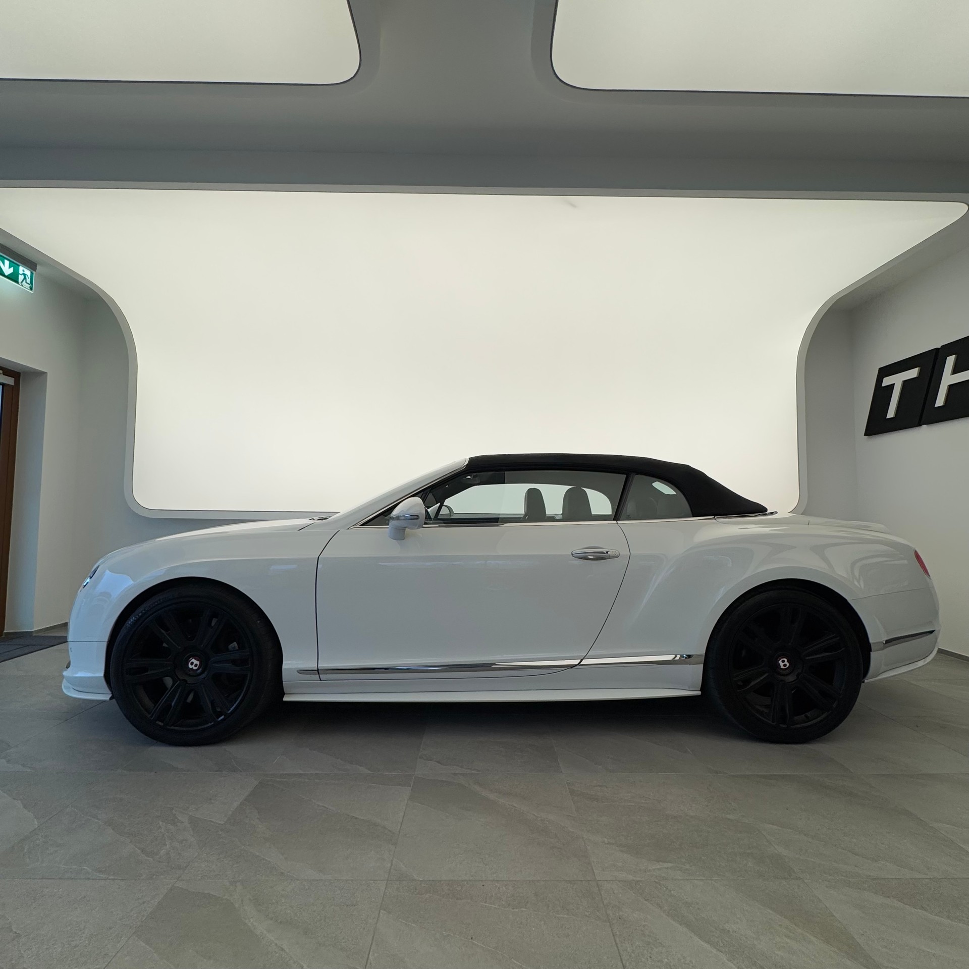 BENTLEY Continental GTC 4.0 V8 Aero Package-showroom-element-2