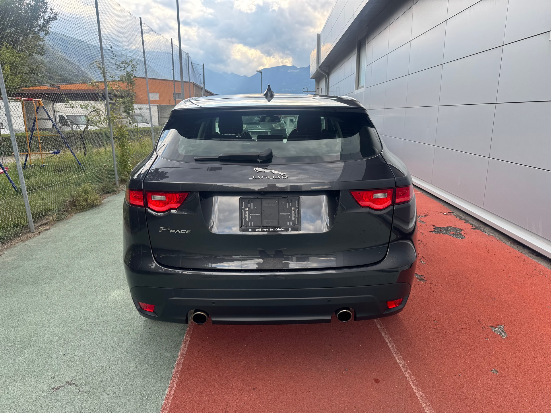 JAGUAR F-Pace 3.0 V6 Pure AWD Automatik-image-5