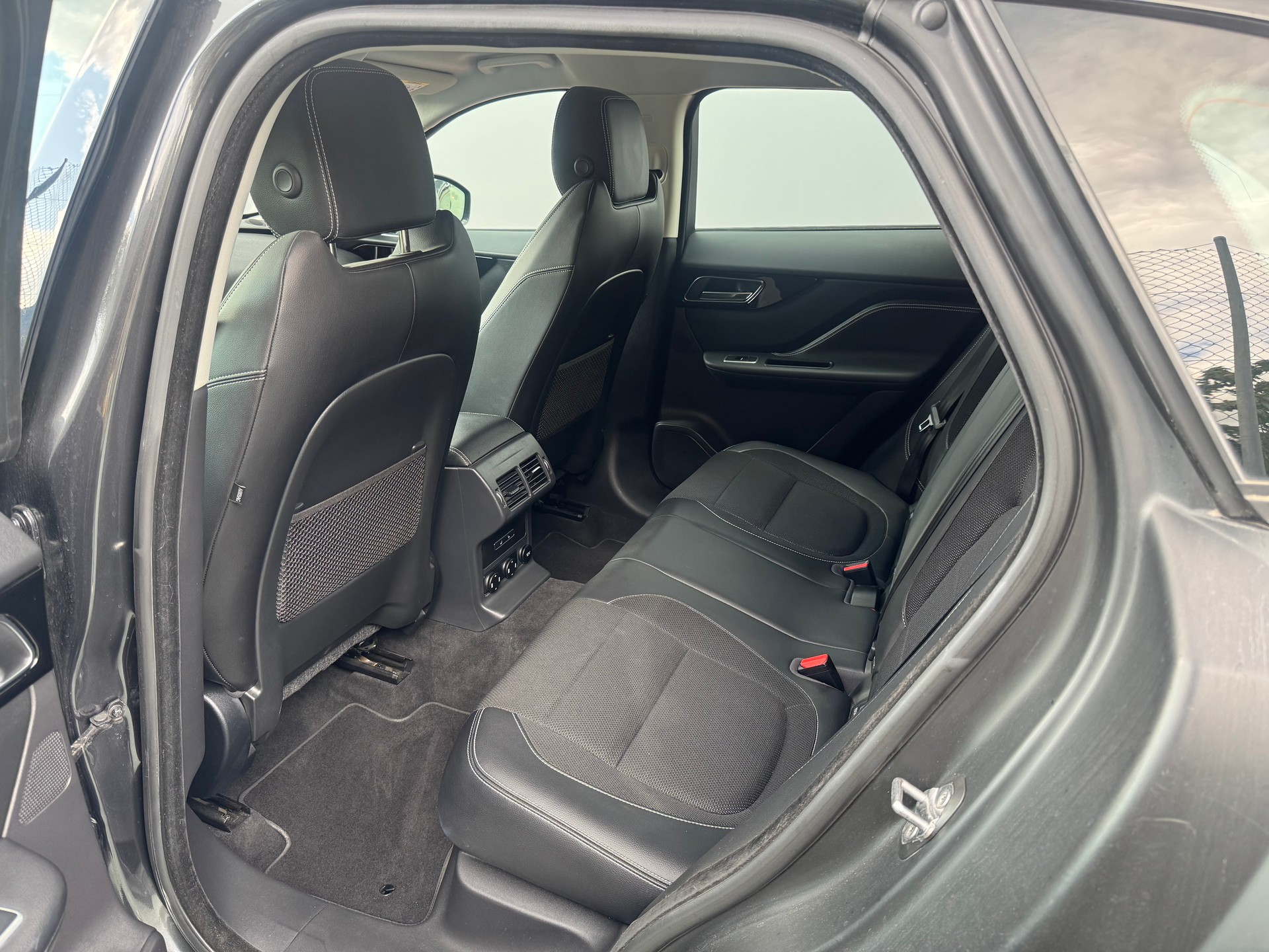 JAGUAR F-Pace 3.0 V6 Pure AWD Automatik-image-10