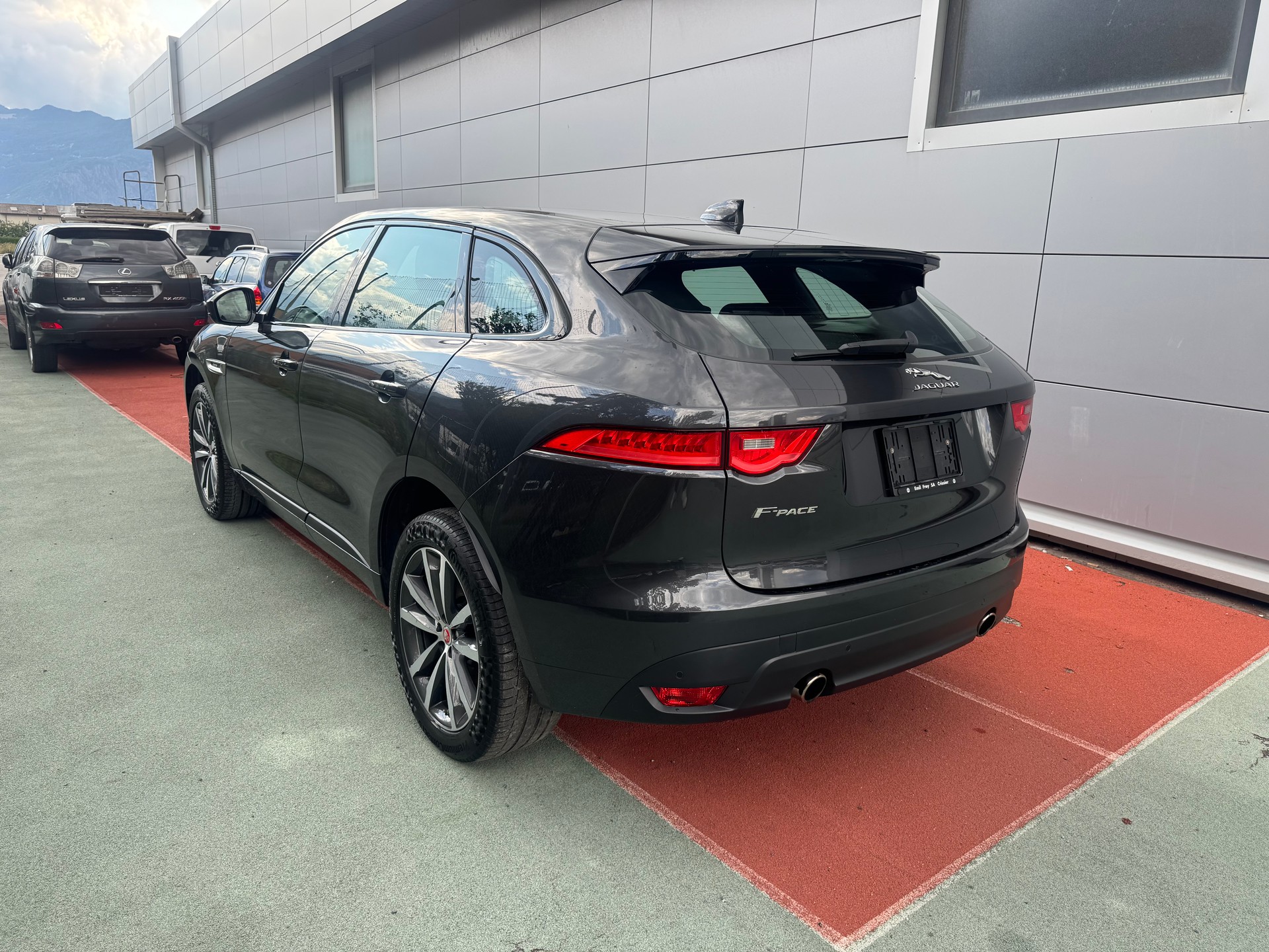 JAGUAR F-Pace 3.0 V6 Pure AWD Automatik-image-3