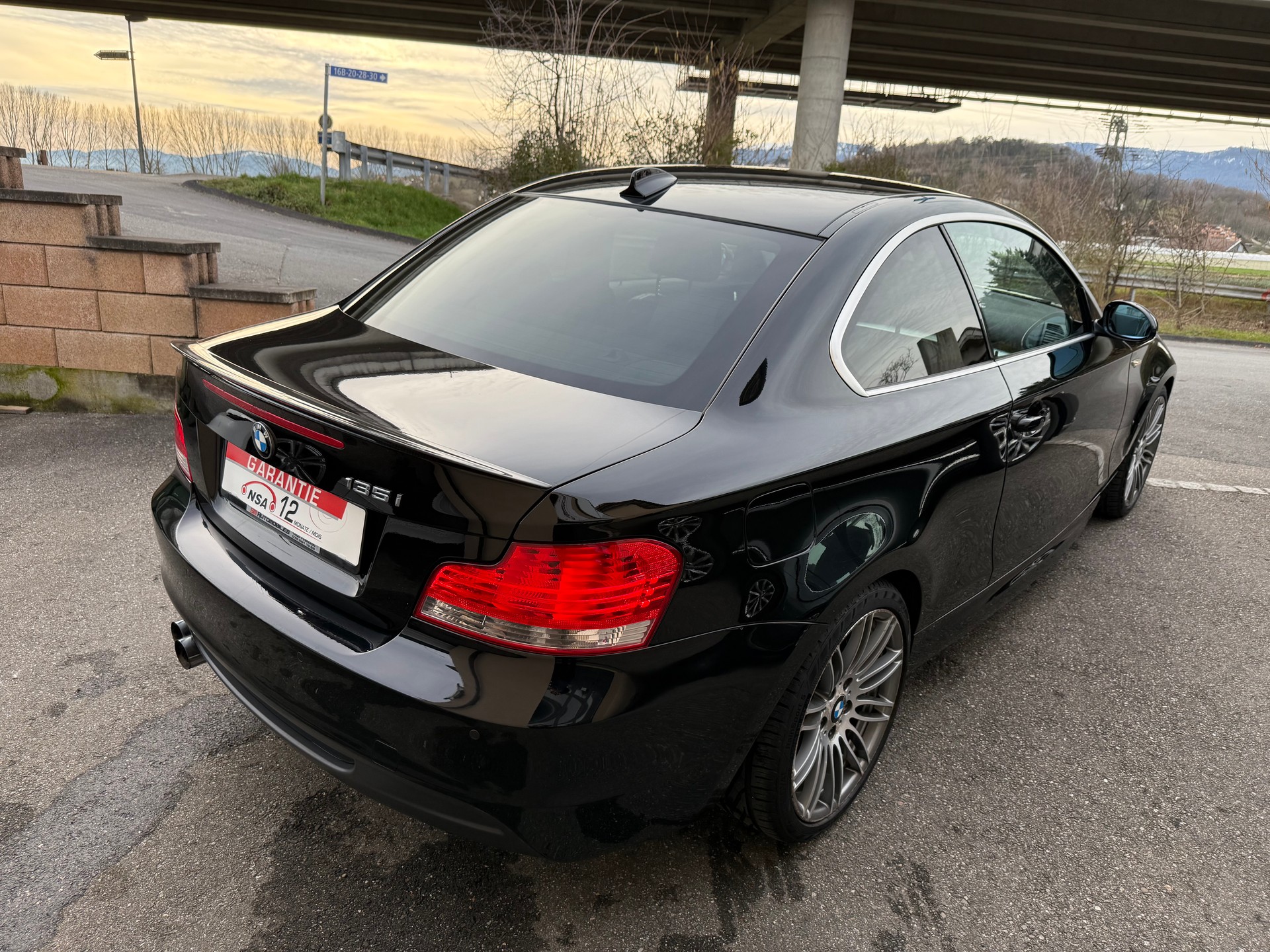 BMW 135i Coupé-image-10