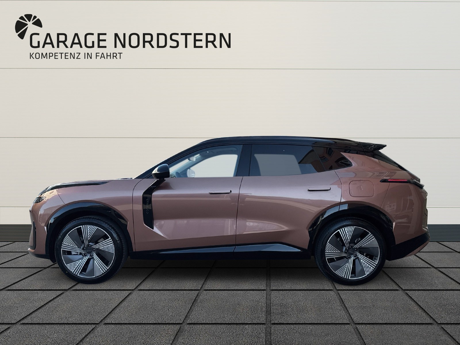 LYNK & CO 08 1.5 PHEV More-showroom-element-1