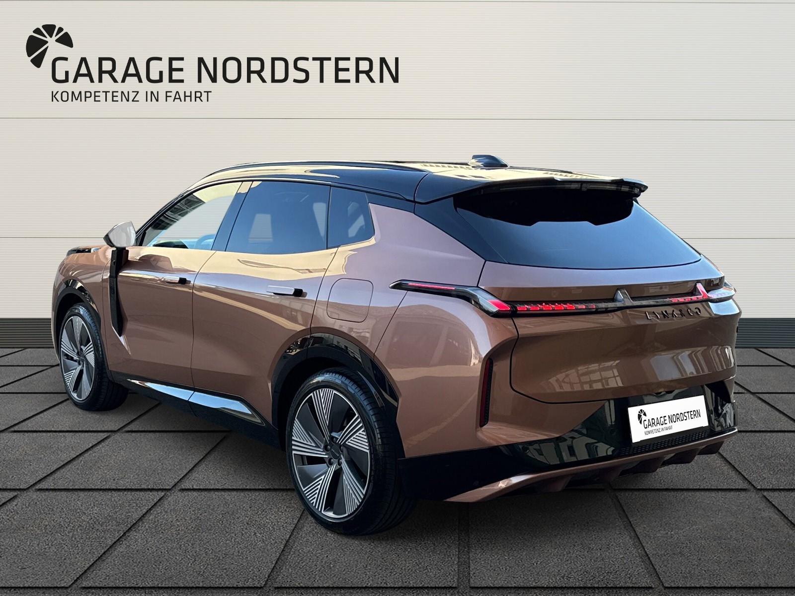 LYNK & CO 08 1.5 PHEV More-showroom-element-2