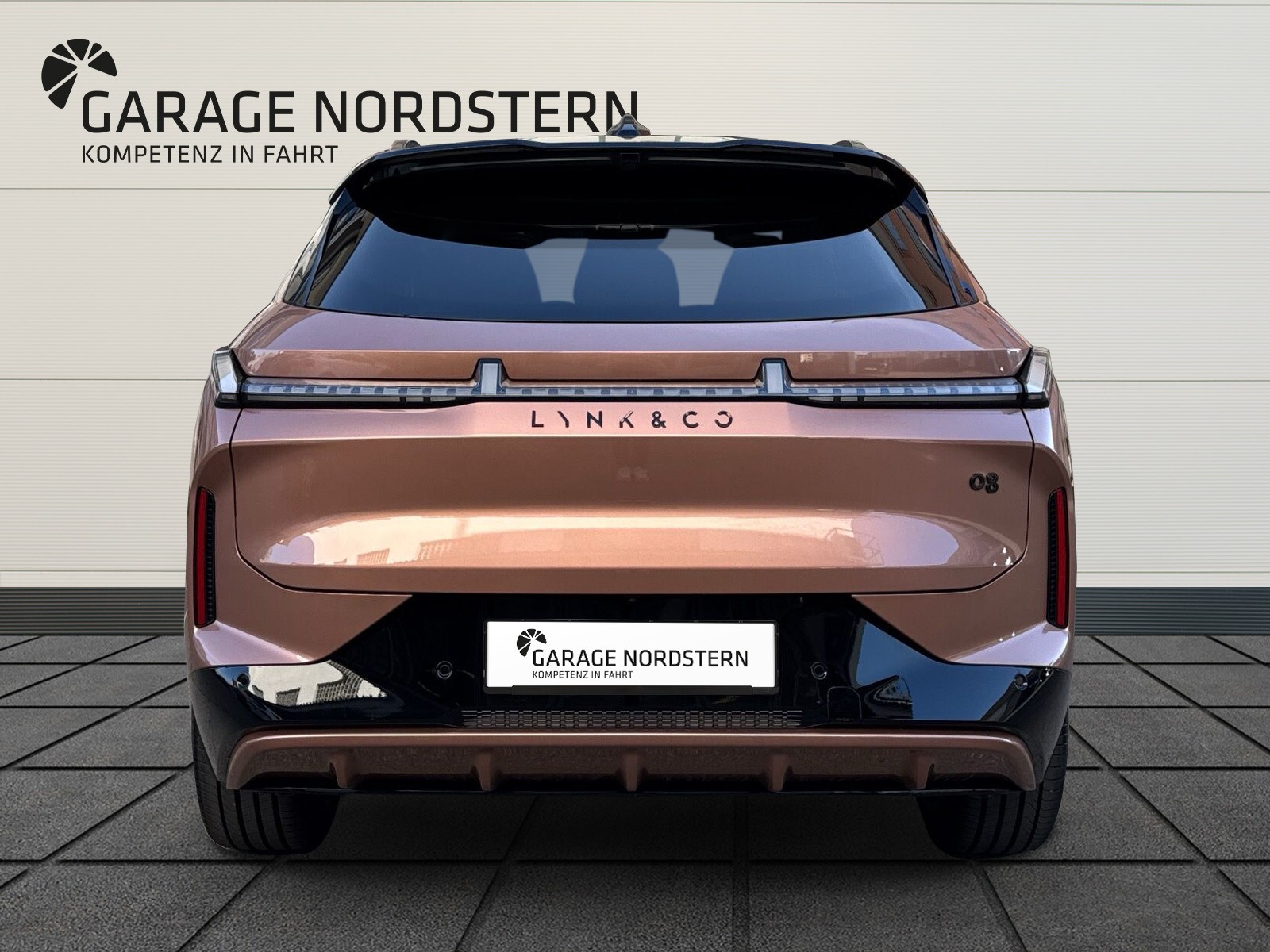 LYNK & CO 08 1.5 PHEV More-showroom-element-3