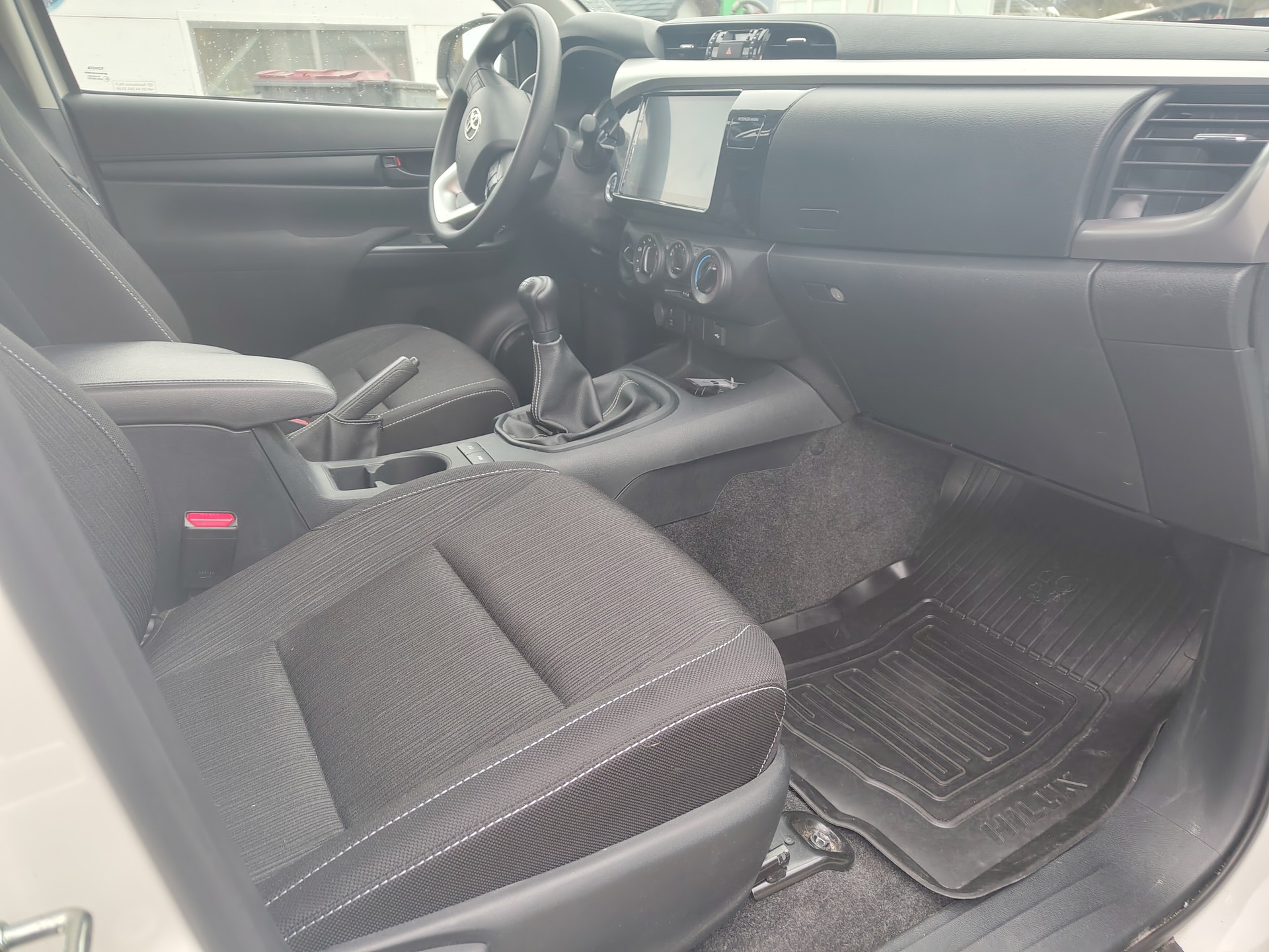 TOYOTA Hilux 2.8d Comfort Double Cab 4x4 avec crochet d'attelage fixe 3'500 kg (DTC Emil Frey)-image-7