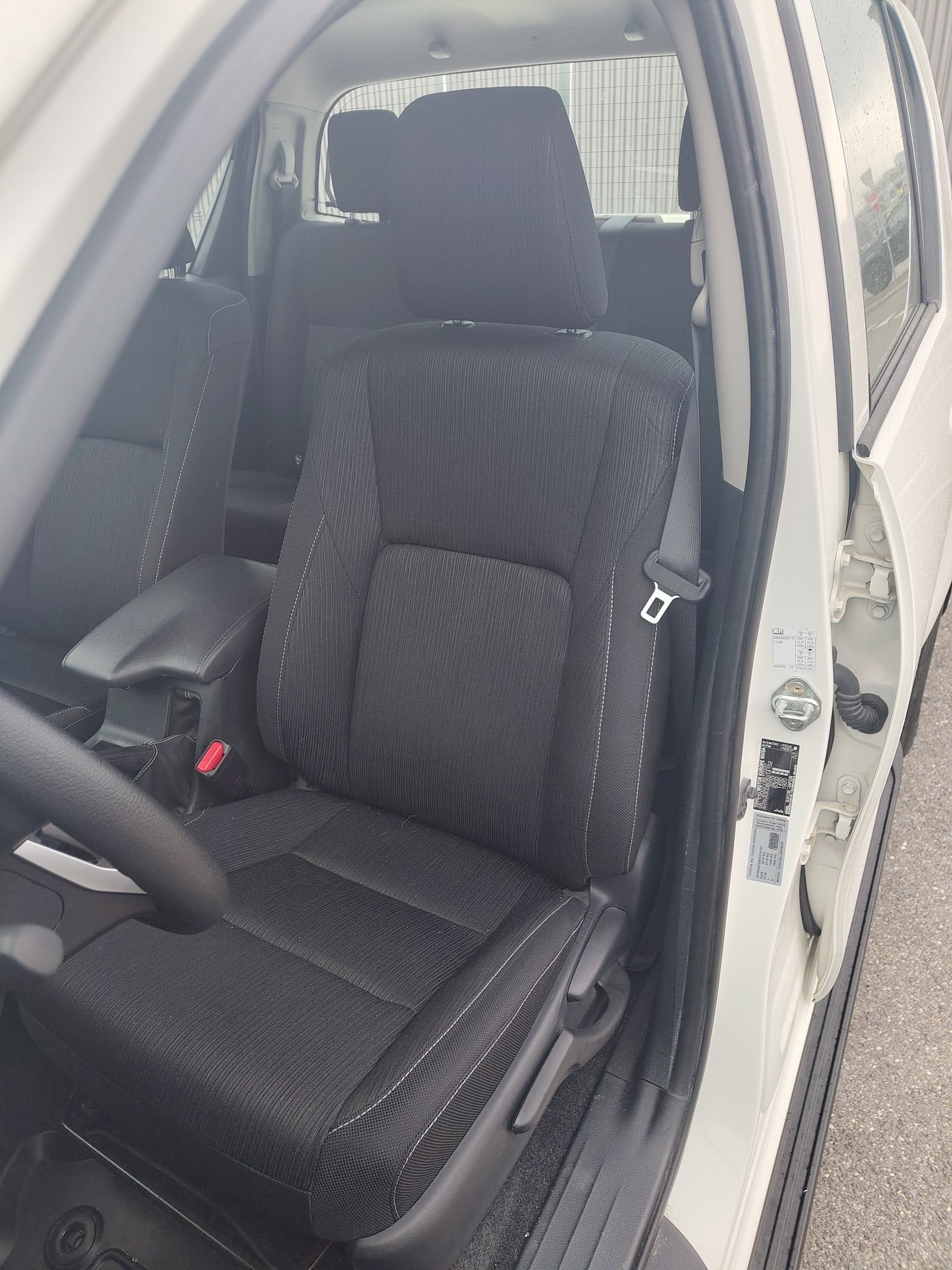 TOYOTA Hilux 2.8d Comfort Double Cab 4x4 avec crochet d'attelage fixe 3'500 kg (DTC Emil Frey)-image-5