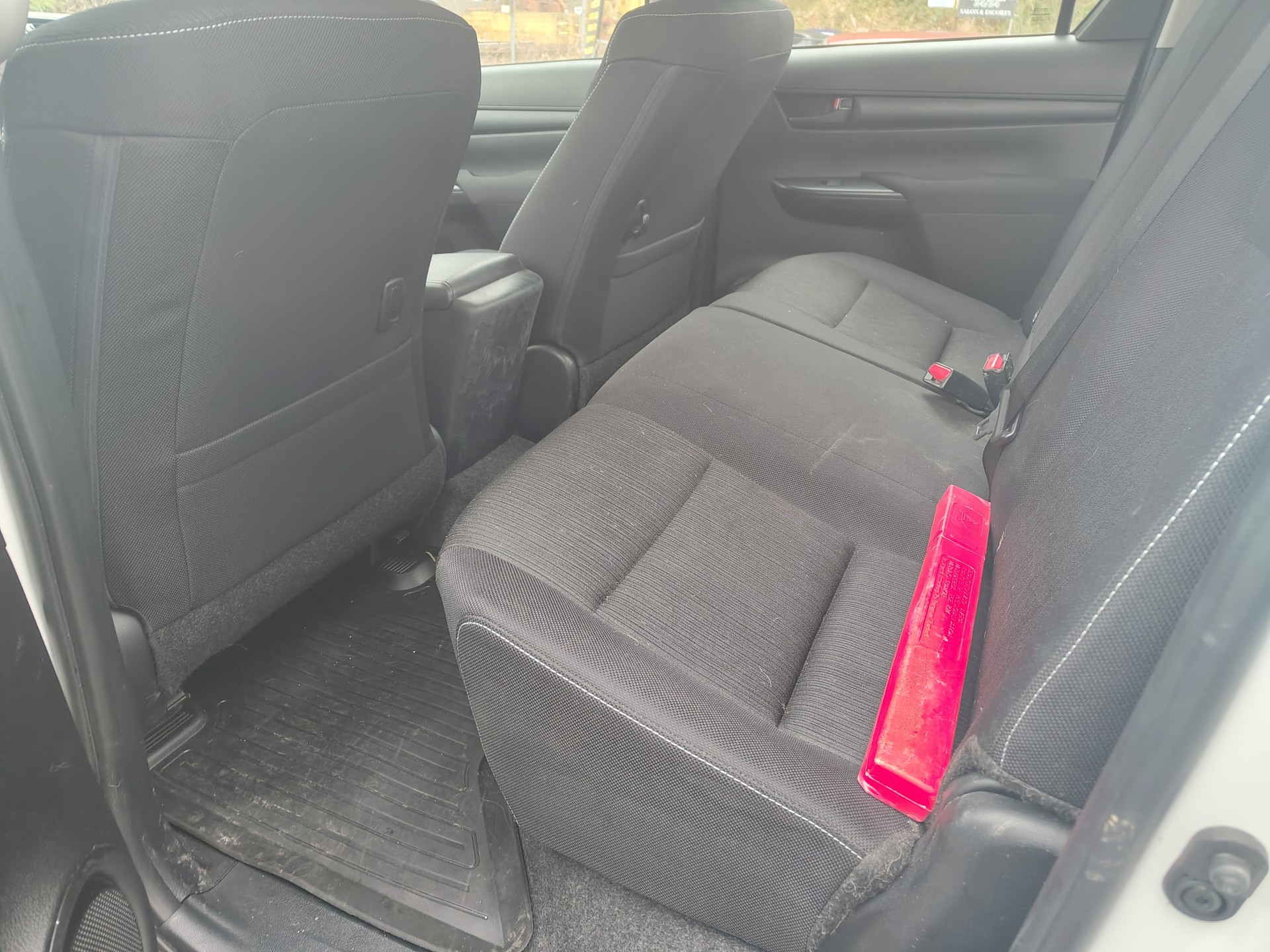 TOYOTA Hilux 2.8d Comfort Double Cab 4x4 avec crochet d'attelage fixe 3'500 kg (DTC Emil Frey)-image-8