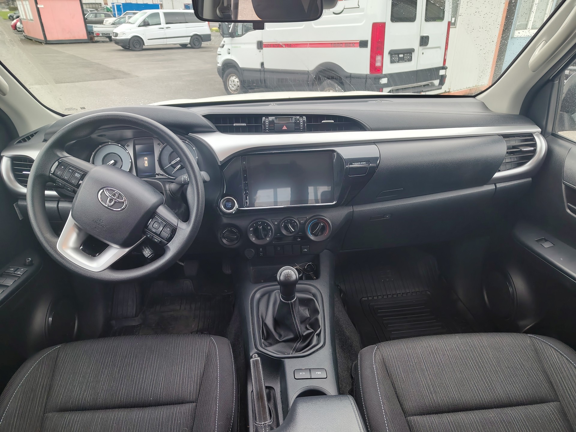 TOYOTA Hilux 2.8d Comfort Double Cab 4x4 avec crochet d'attelage fixe 3'500 kg (DTC Emil Frey)-image-10
