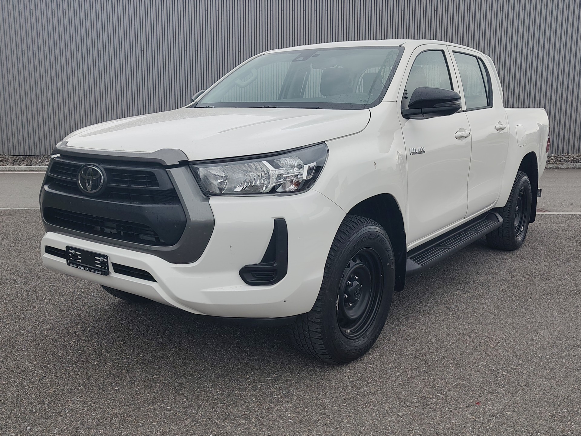 TOYOTA Hilux 2.8d Comfort Double Cab 4x4 avec crochet d'attelage fixe 3'500 kg (DTC Emil Frey)-image-1