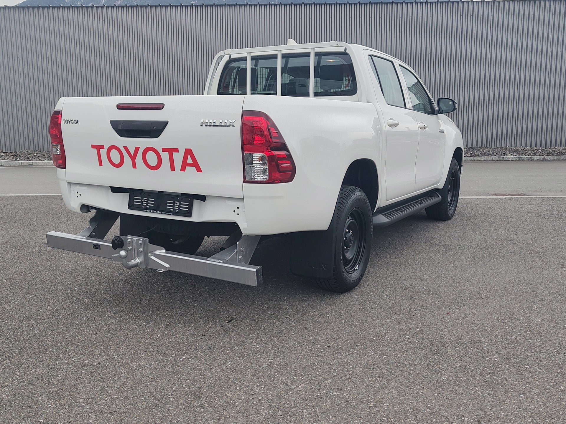 TOYOTA Hilux 2.8d Comfort Double Cab 4x4 avec crochet d'attelage fixe 3'500 kg (DTC Emil Frey)-image-3