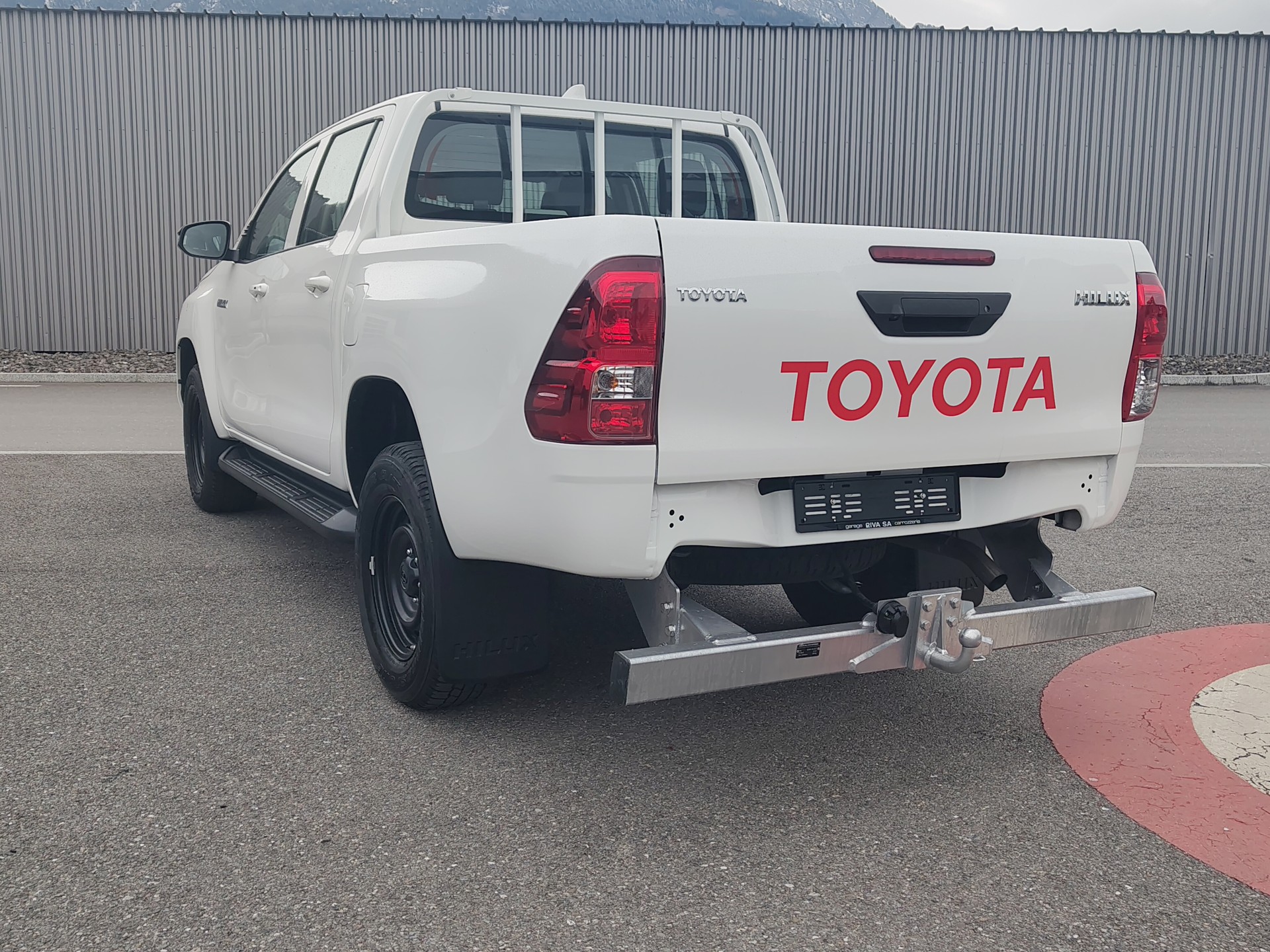 TOYOTA Hilux 2.8d Comfort Double Cab 4x4 avec crochet d'attelage fixe 3'500 kg (DTC Emil Frey)-image-2