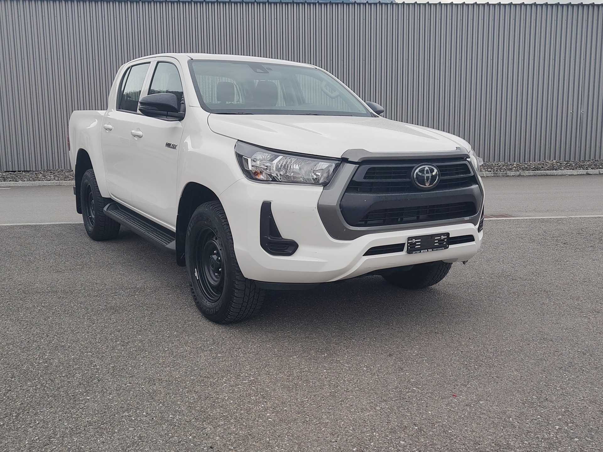TOYOTA Hilux 2.8d Comfort Double Cab 4x4 avec crochet d'attelage fixe 3'500 kg (DTC Emil Frey)
