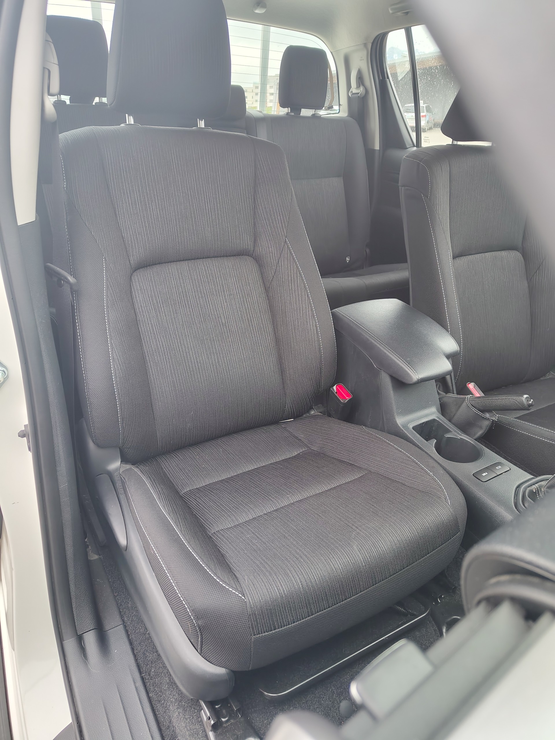 TOYOTA Hilux 2.8d Comfort Double Cab 4x4 avec crochet d'attelage fixe 3'500 kg (DTC Emil Frey)-image-6