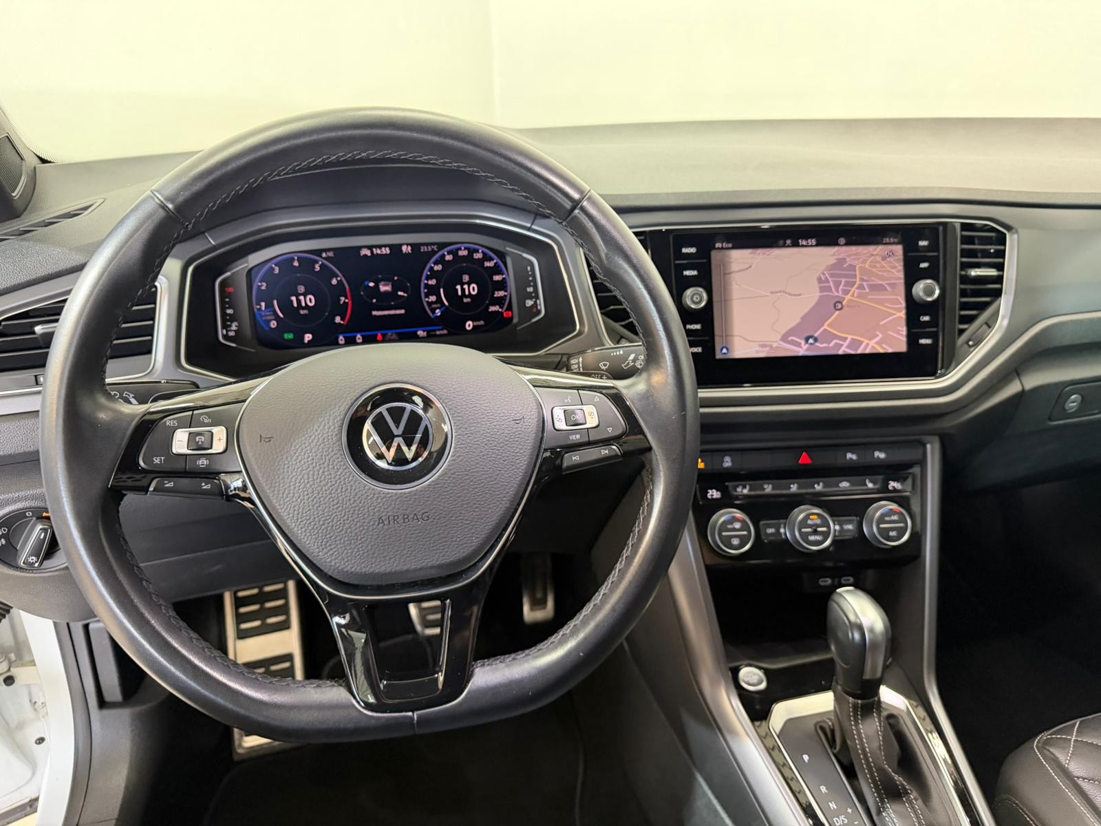 VW T-Roc Cabriolet 1.5 TSI EVO Black & White DSG-image-12