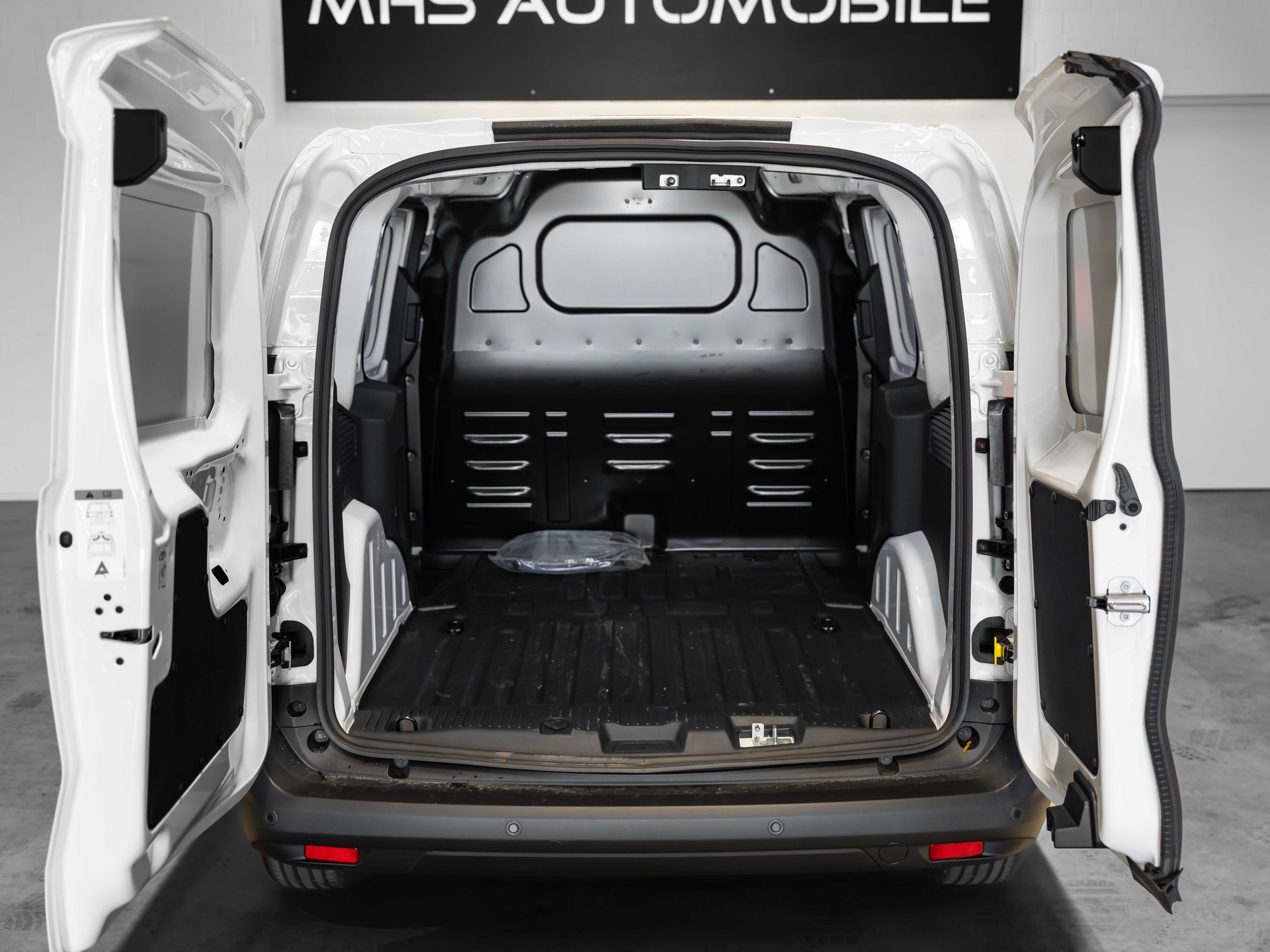FORD E-Transit Courier Van Trend 43,5kWh-image-35