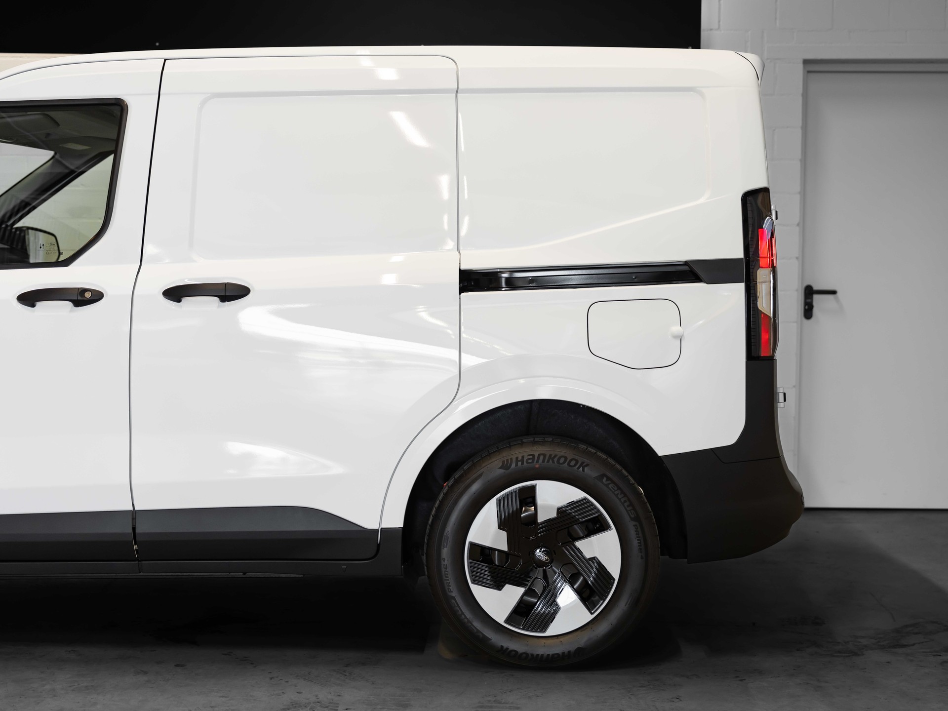 FORD E-Transit Courier Van Trend 43,5kWh-image-12