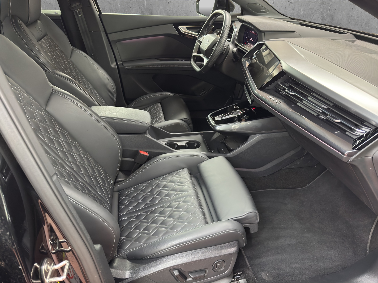AUDI Q4 e-tron 55 quattro-image-10