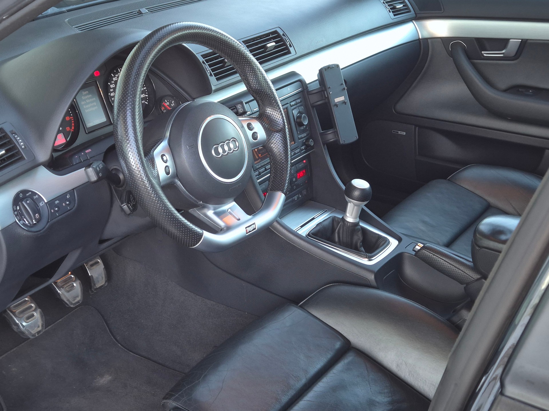 AUDI RS4 Avant 4.2 V8 quattro-image-16