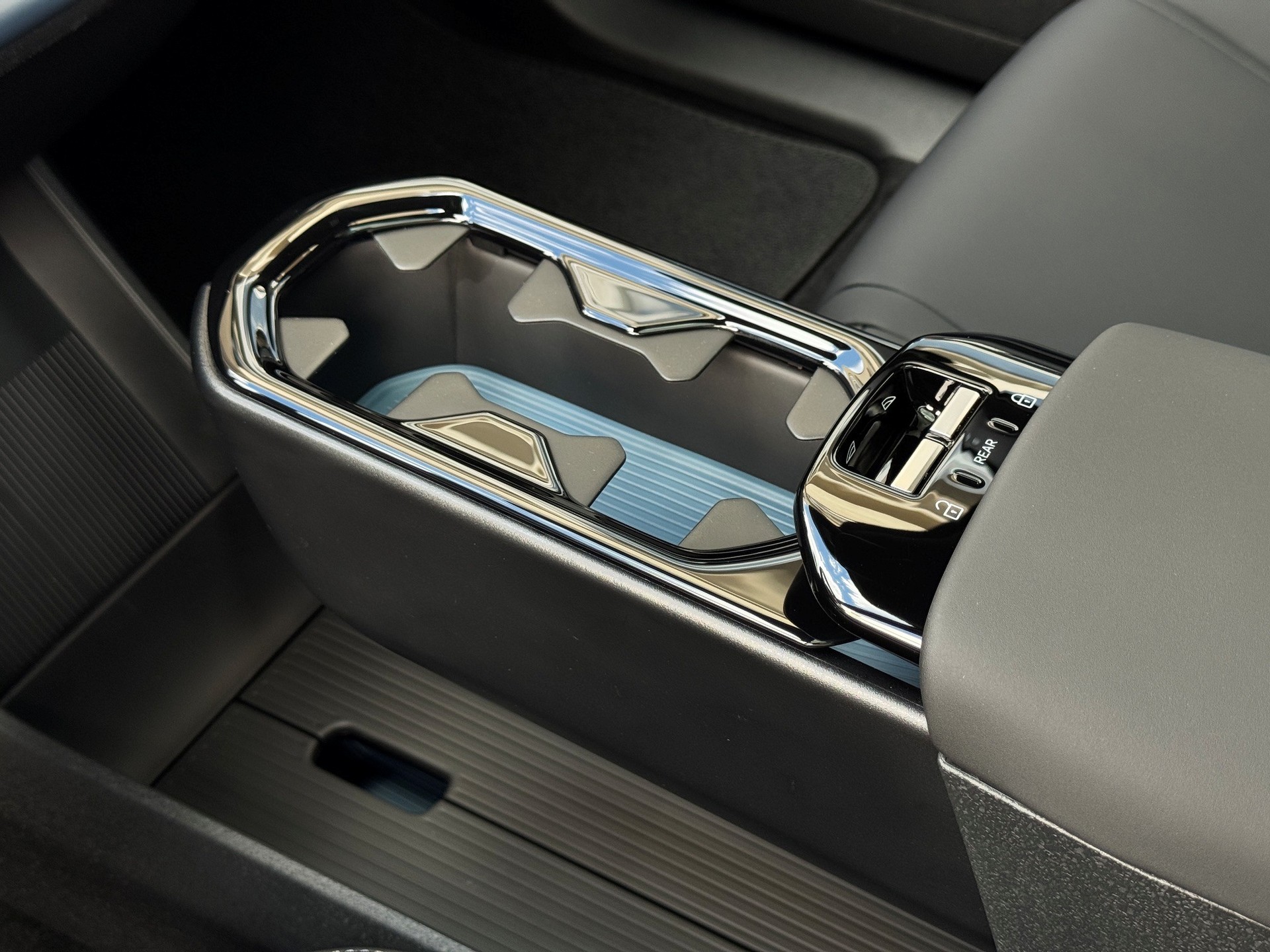 VOLVO EX30 CC E60 Twin Performance AWD-image-17