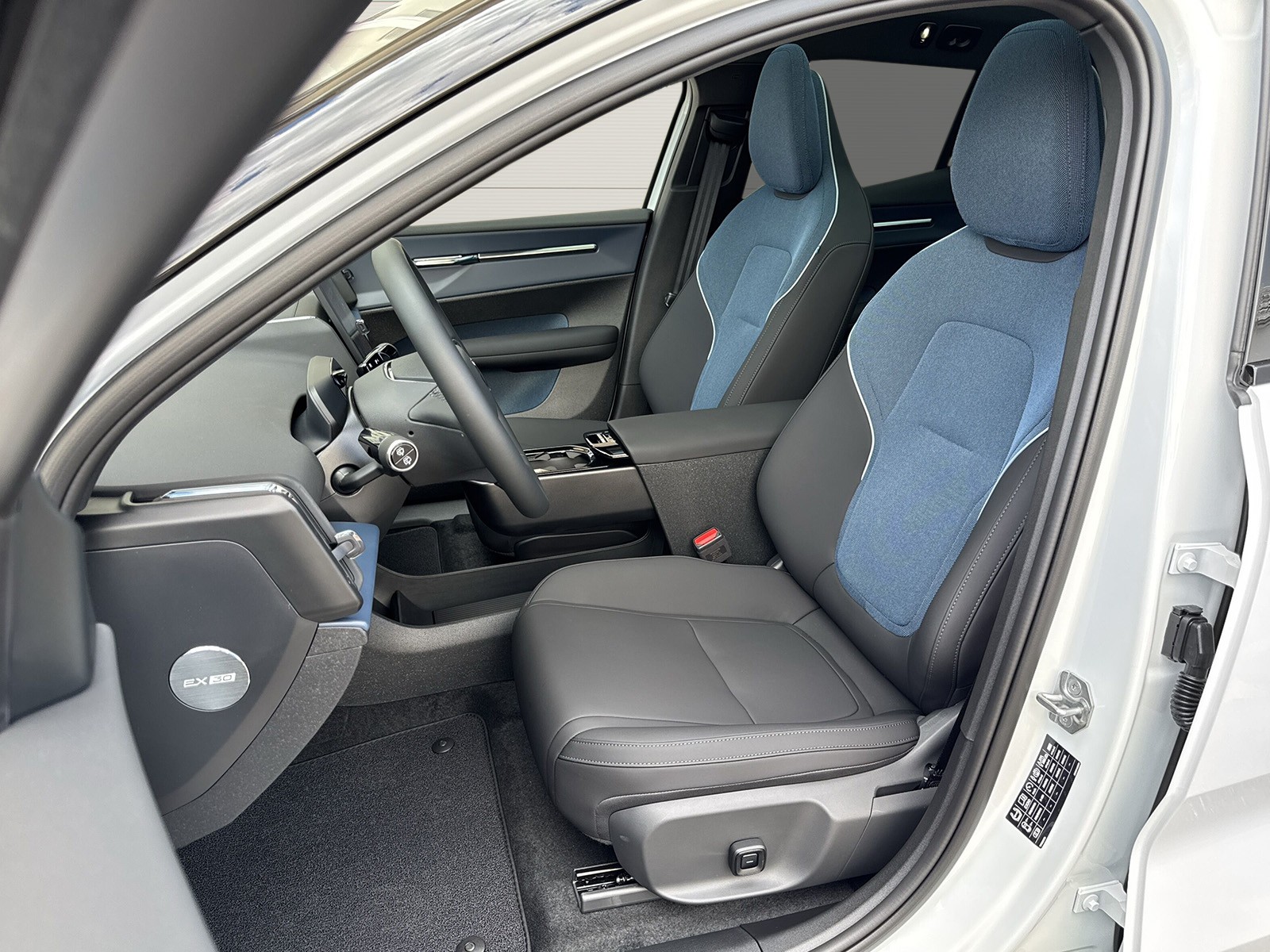 VOLVO EX30 CC E60 Twin Performance AWD-image-7