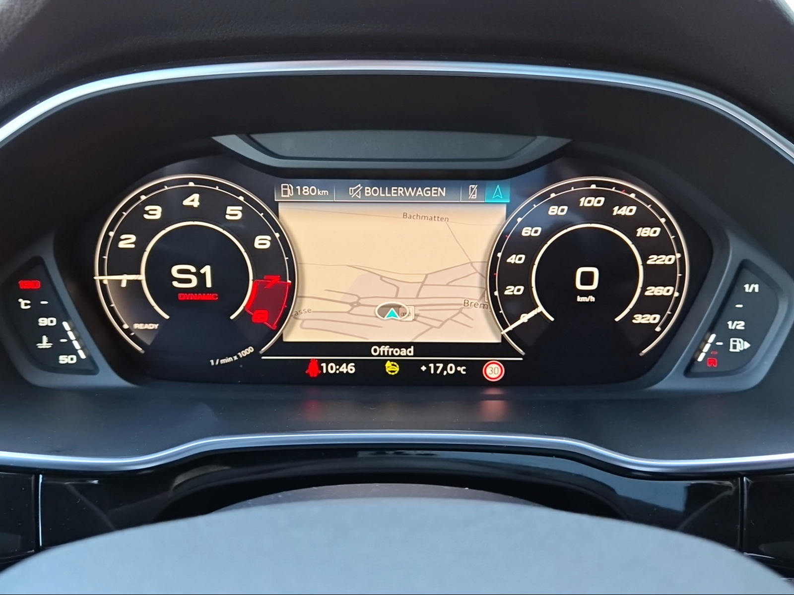 AUDI RS Q3 Sportback quattro S tronic Mythosschwarz Metallic-image-10