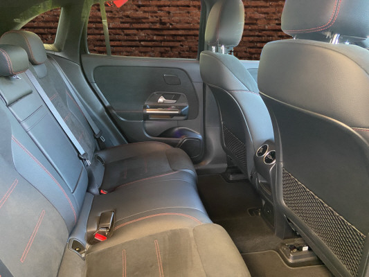 MERCEDES-BENZ EQA 300 AMG Line 4Matic-image-11