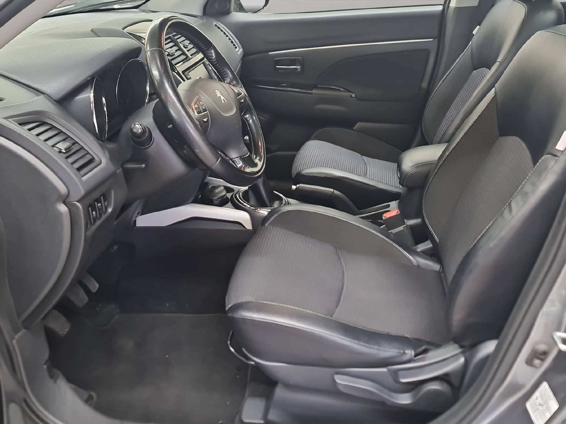 PEUGEOT 4008 1.8 HDi Allure S/S-image-5