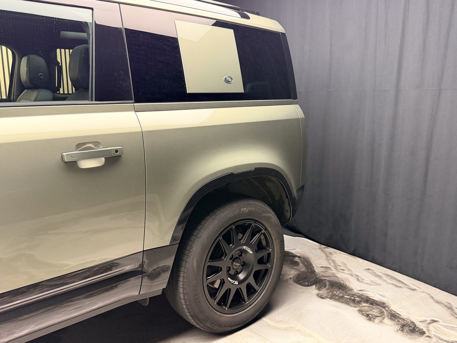 LAND ROVER Defender 90 P400 I6 X-Dynamic S 3.0 AT8-showroom-element-3