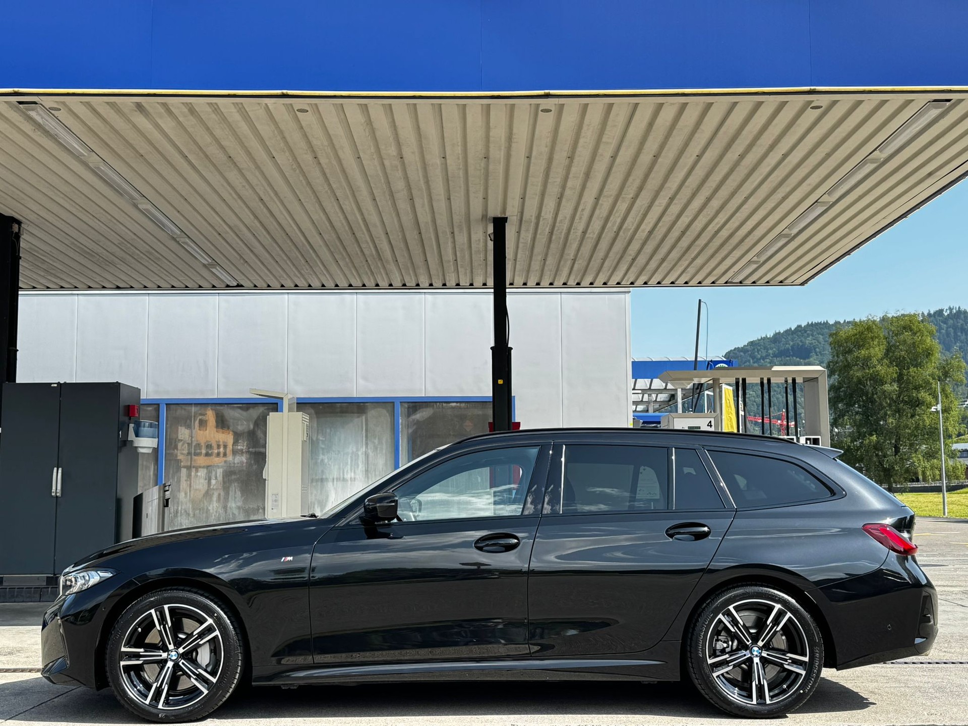 BMW 330i Touring xDrive Steptronic M Sport *Shadow-Line**Live Cockpit**245PS**Modell 2025*-showroom-element-3