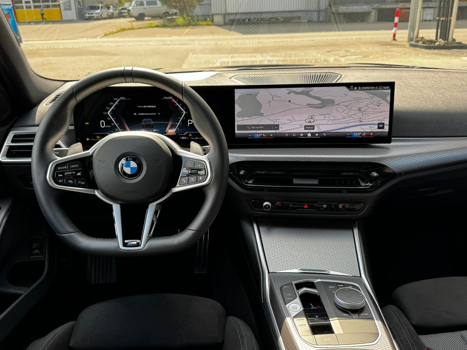 BMW 330i Touring xDrive Steptronic M Sport *Shadow-Line**Live Cockpit**245PS**Modell 2025*-image-9