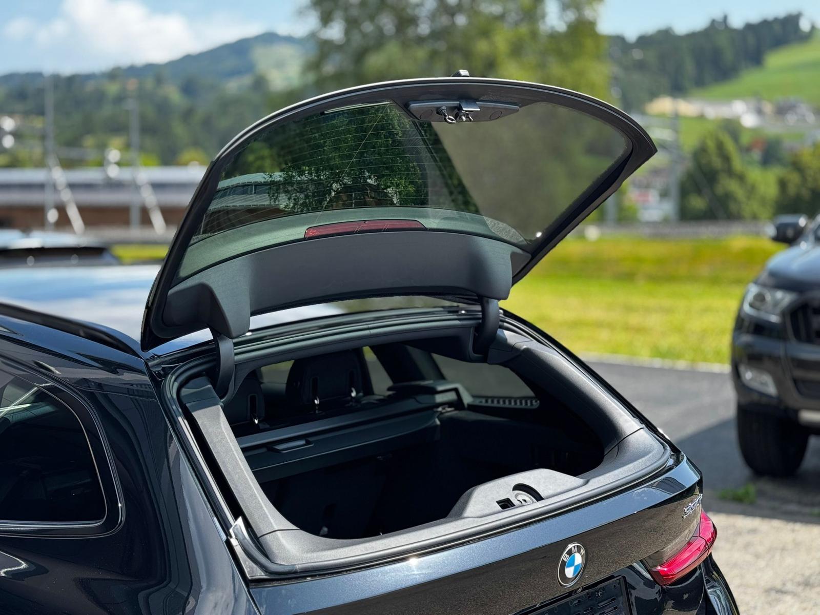 BMW 330i Touring xDrive Steptronic M Sport *Shadow-Line**Live Cockpit**245PS**Modell 2025*-image-6