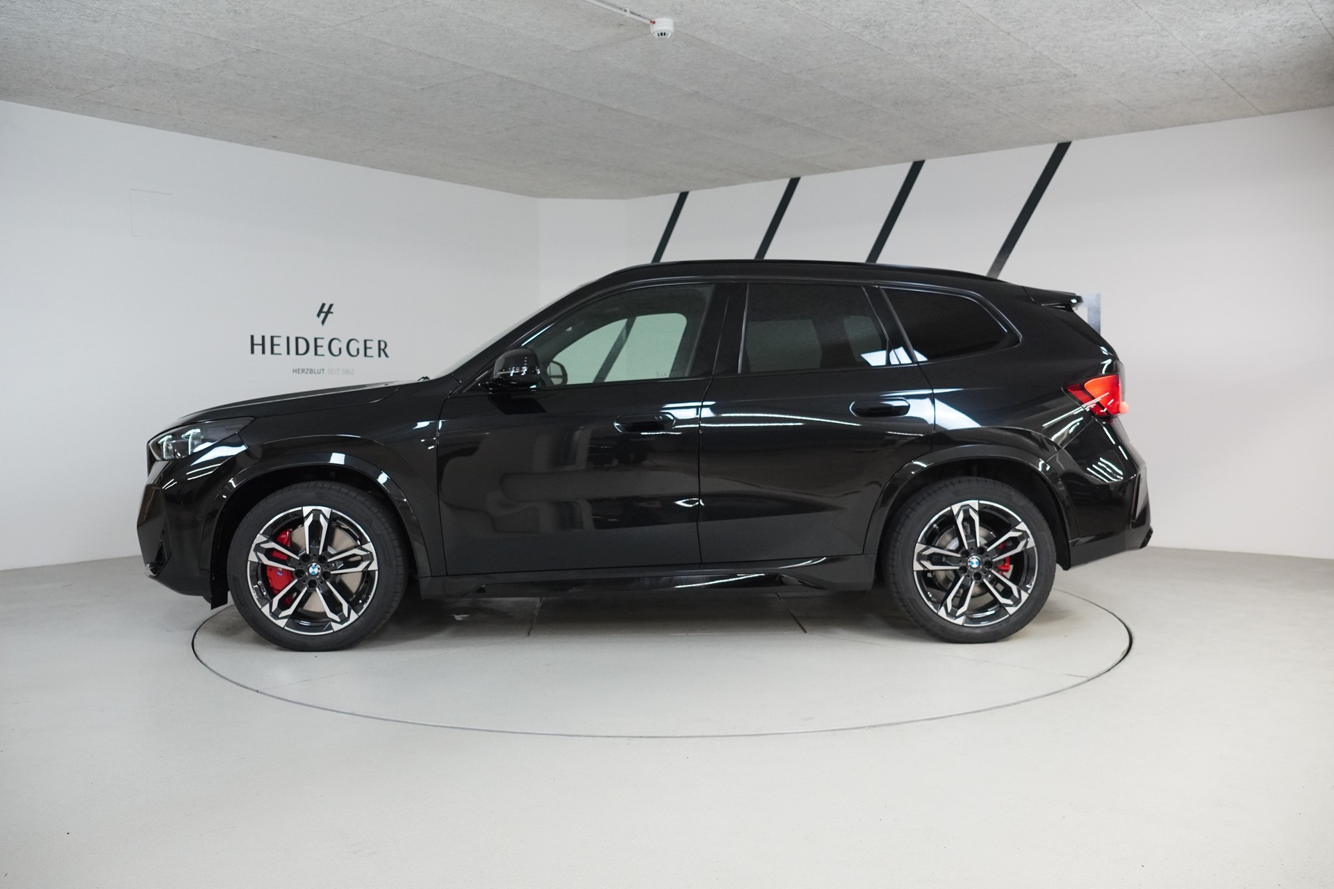 BMW X1 xDrive 23d 48V M Sport Pro-showroom-element-3